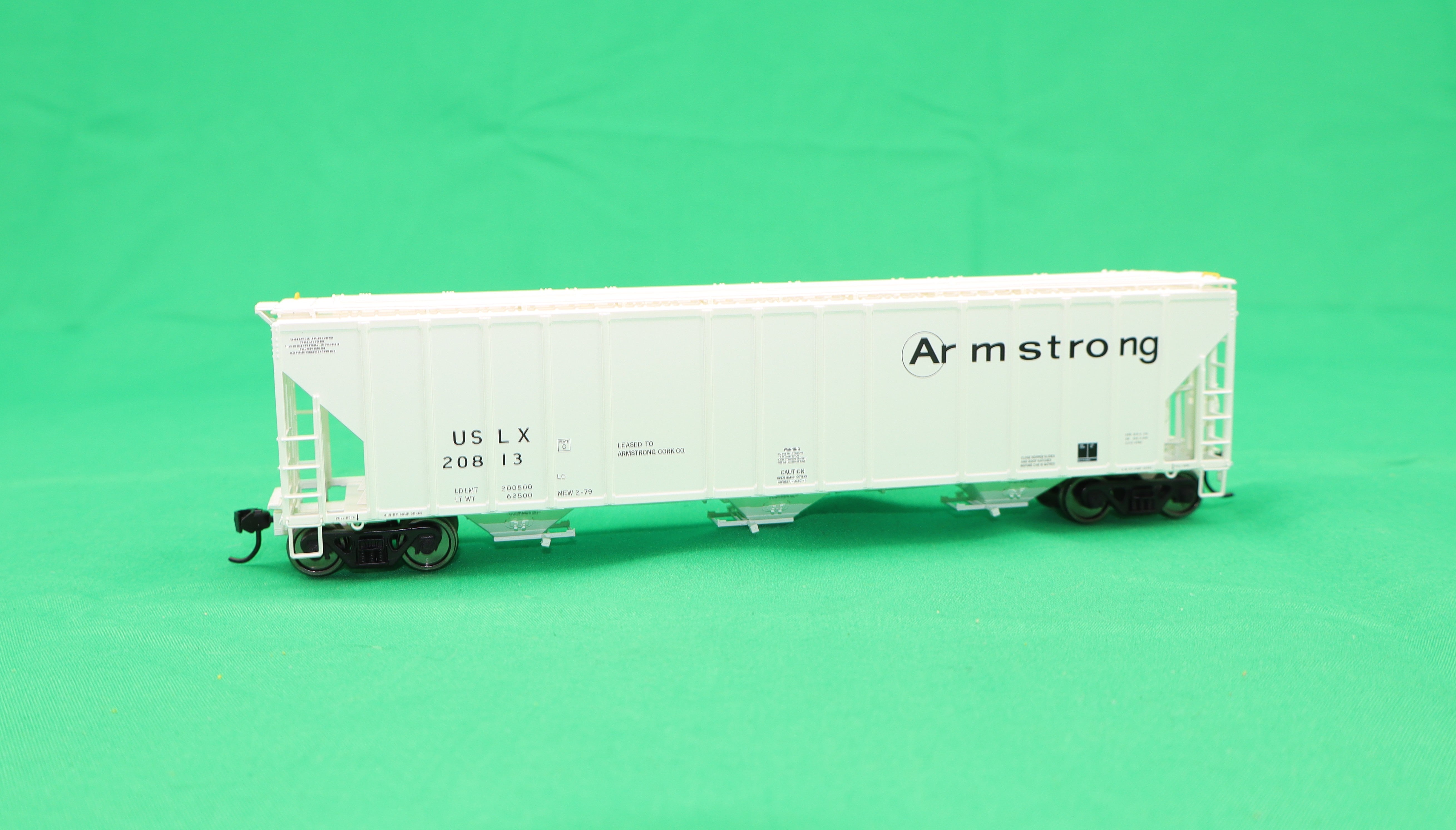 Walthers HO 920-106176 - Proto - 55' Evans 4780 Covered Hopper "Armstrong" #20813 (USLX)