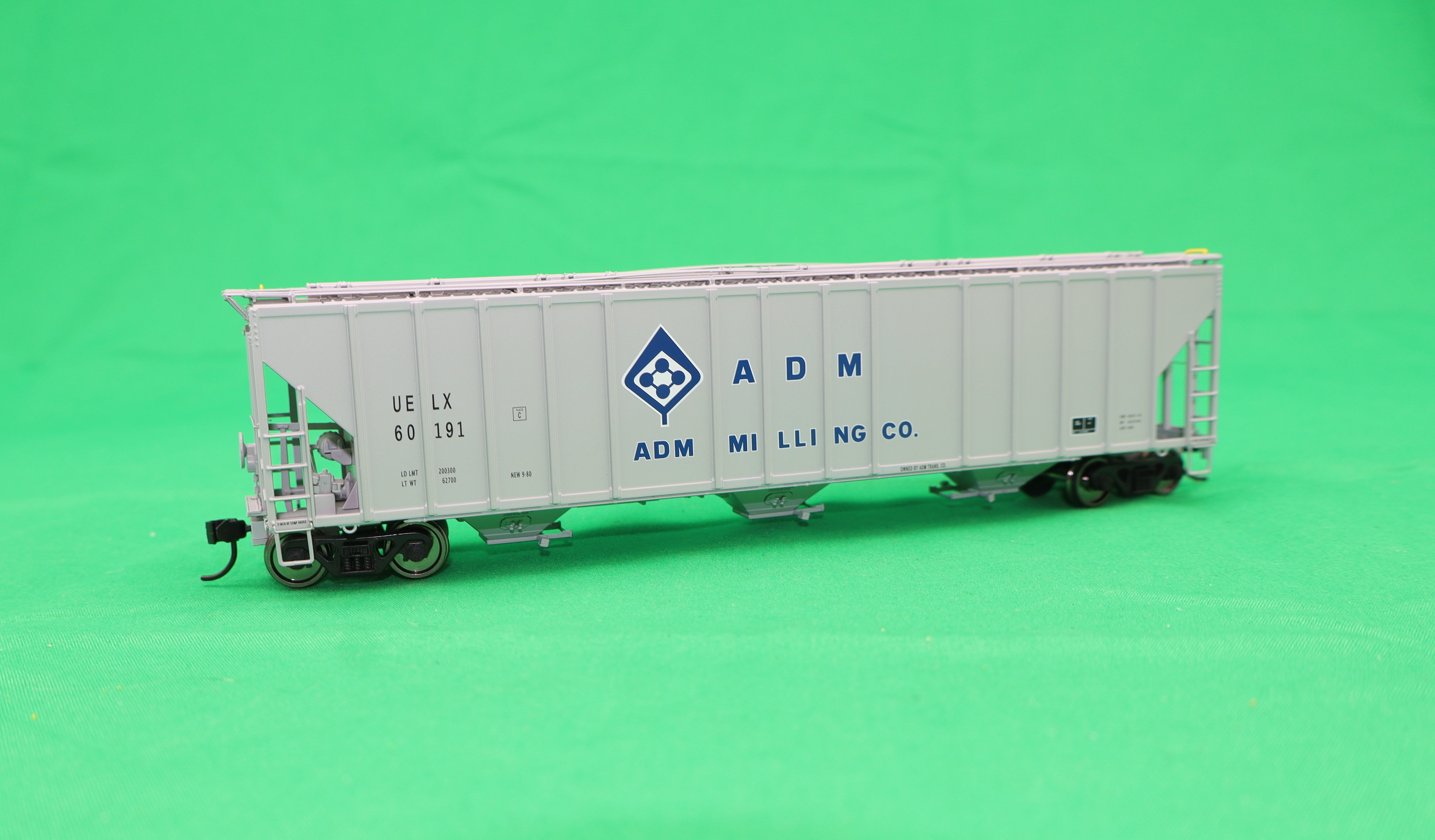 Walthers HO 920-106172 - Proto - 55' Evans 4780 Covered Hopper "ADM-Milling" #60155 (UELX)