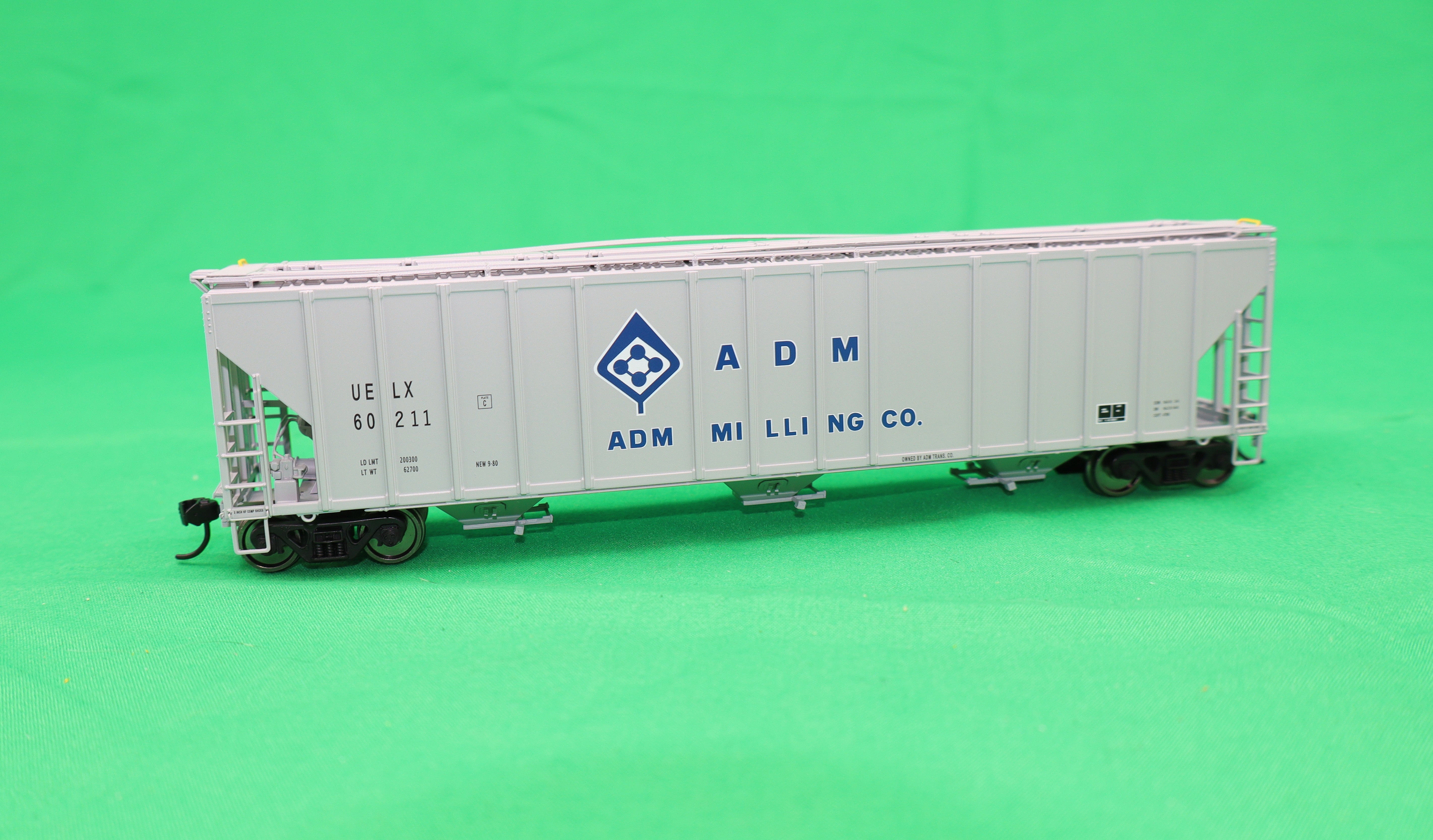 Walthers HO 920-106173 - Proto - 55' Evans 4780 Covered Hopper "ADM-Milling" #60211 (UELX)