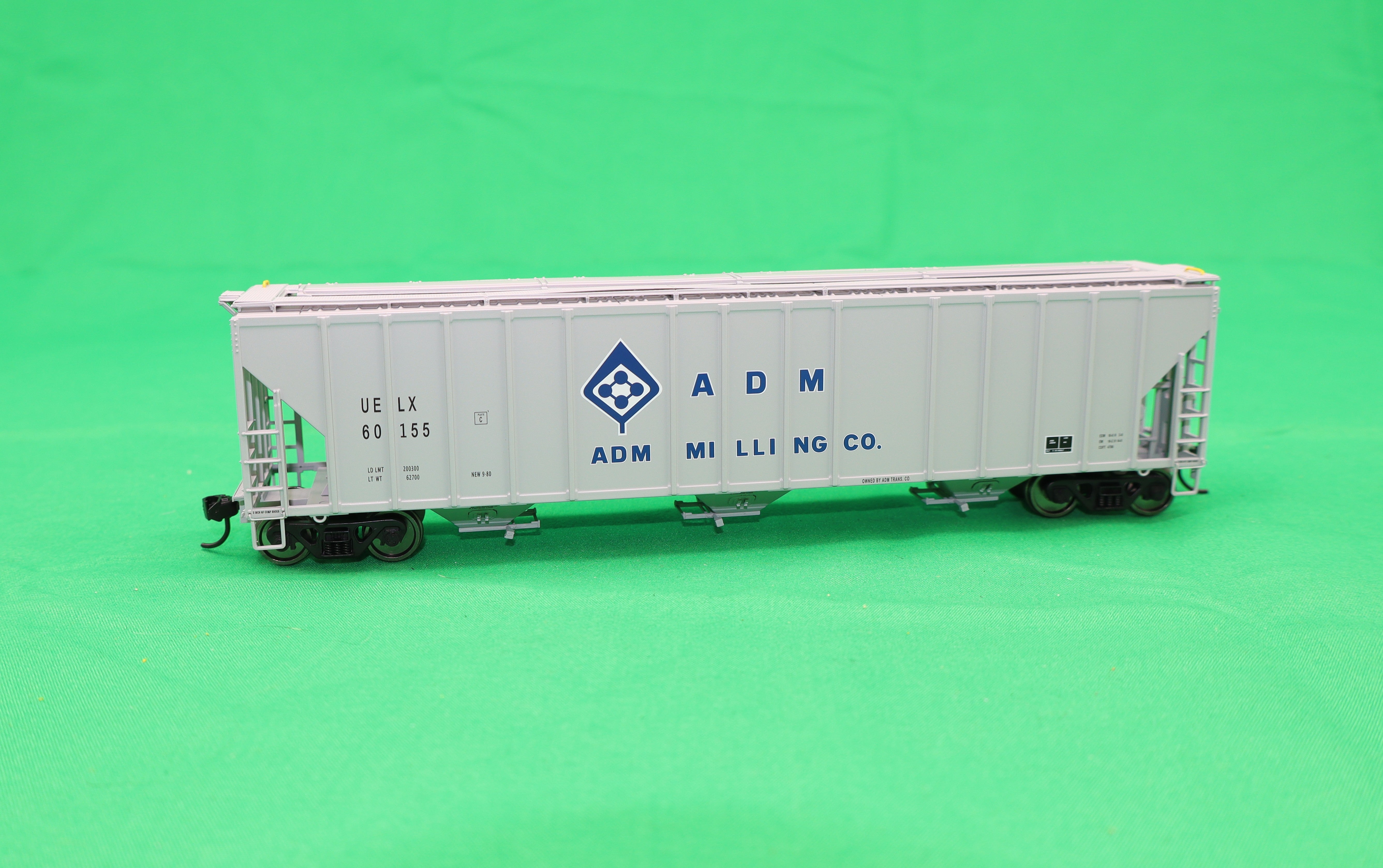 Walthers HO 920-106171 - Proto - 55' Evans 4780 Covered Hopper "ADM-Milling" #60172 (UELX)
