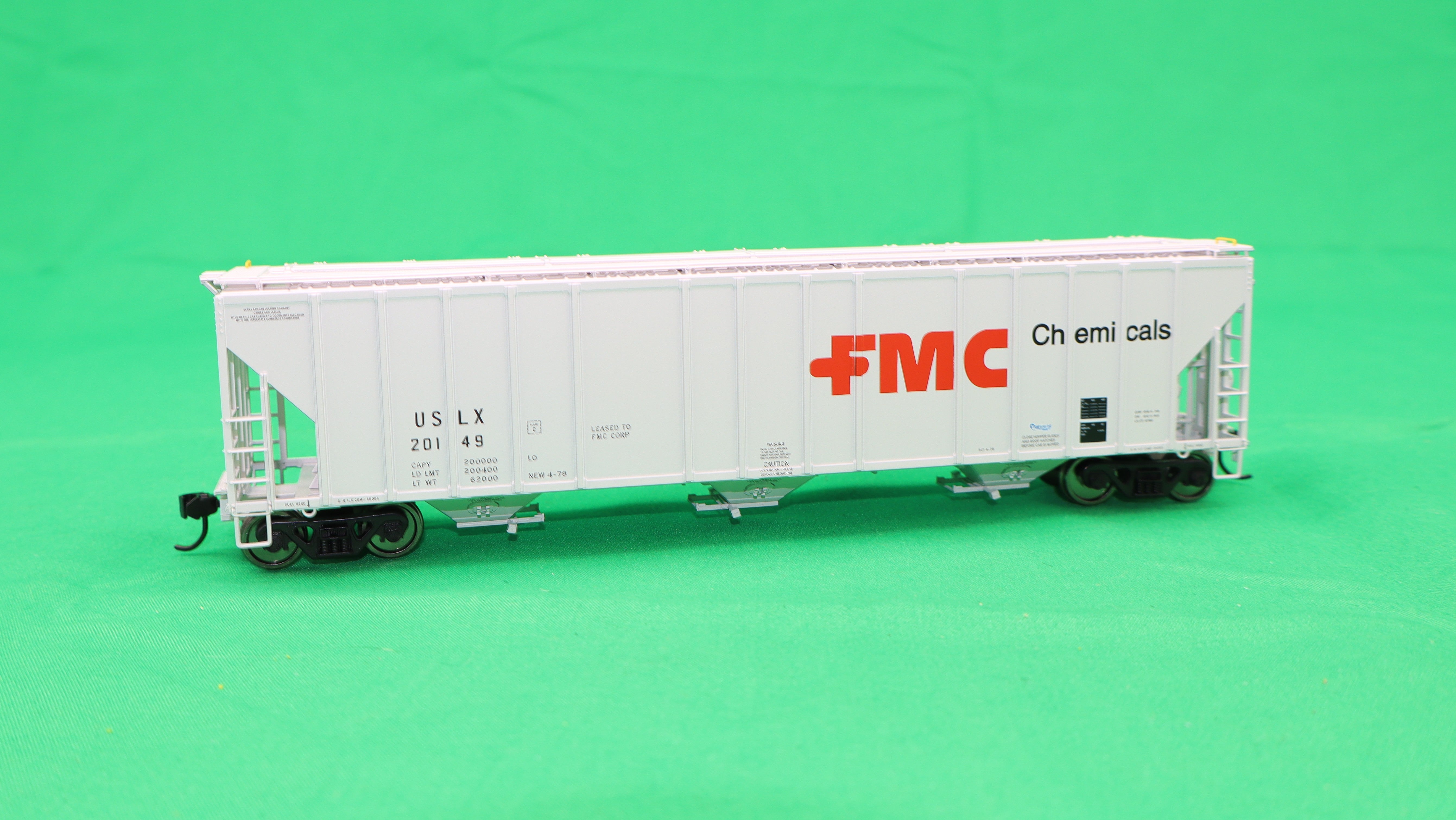 Walthers HO 920-106187 - Proto - 55' Evans 4780 Covered Hopper "FMC" #20149 (USLX)