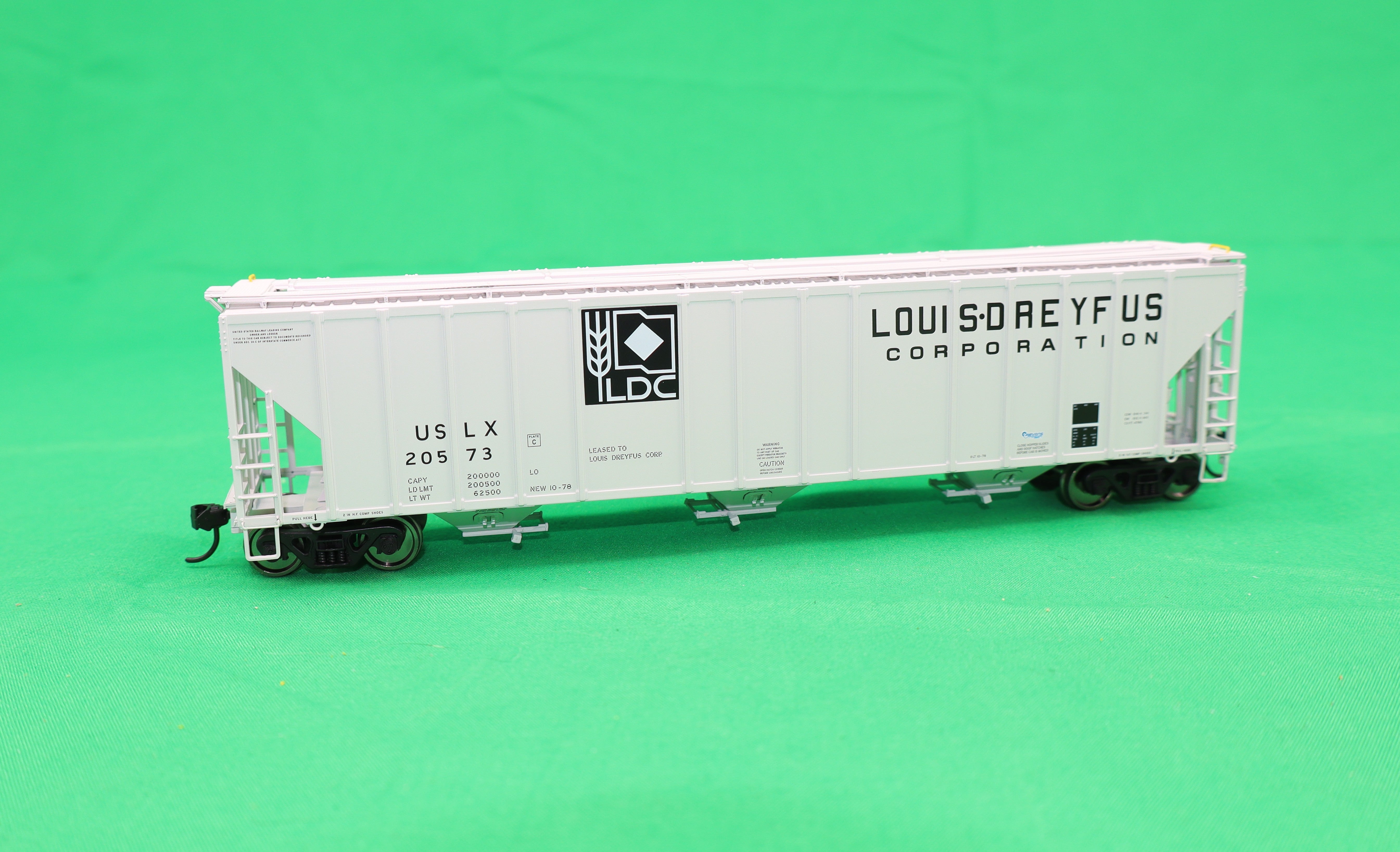 Walthers HO 920-106199 - Proto - 55' Evans 4780 Covered Hopper "Louis Dreyfus" #20573 (USLX)