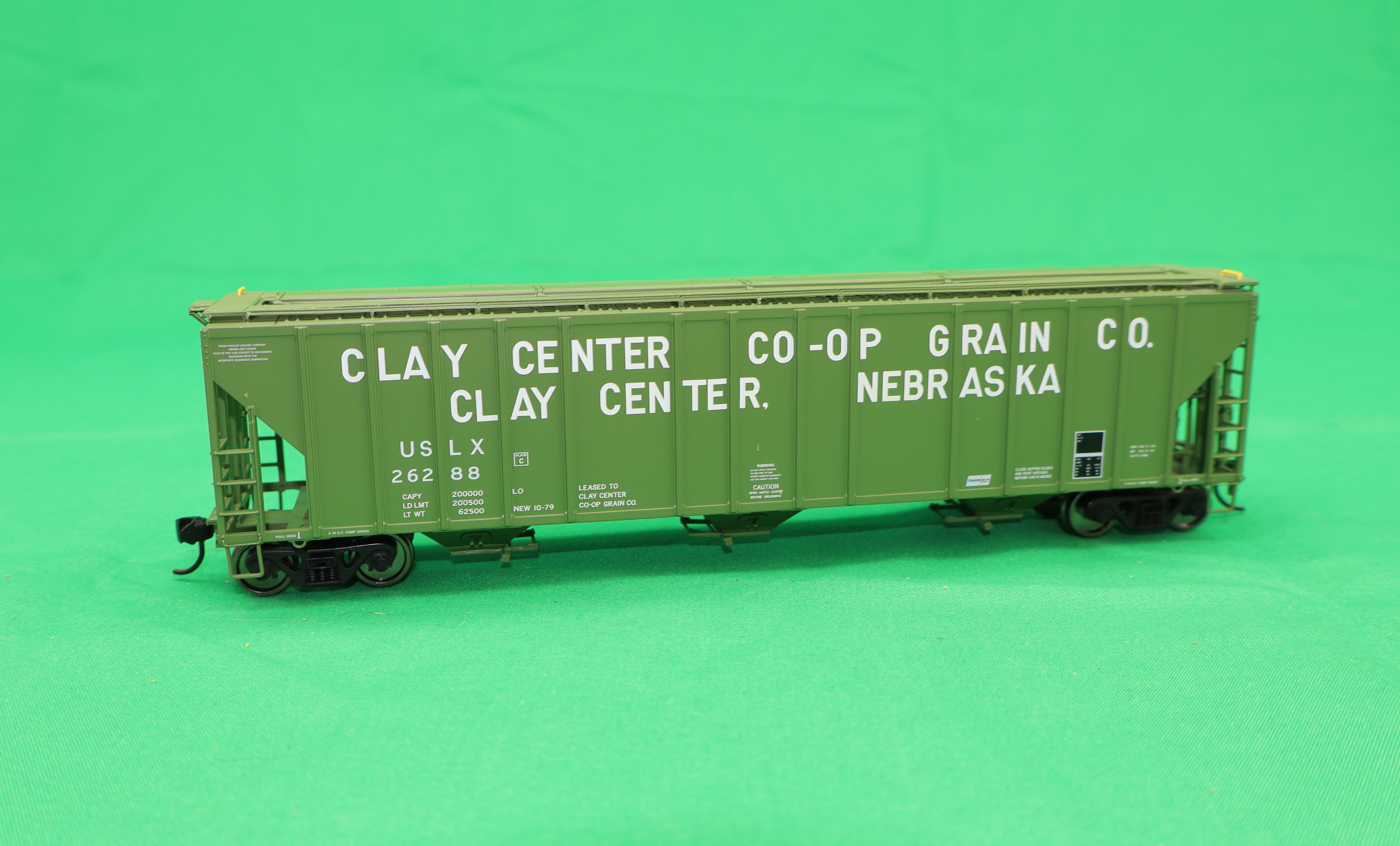 Walthers HO 920-106183 - Proto - 55' Evans 4780 Covered Hopper "Clay Center" #26288 (USLX)