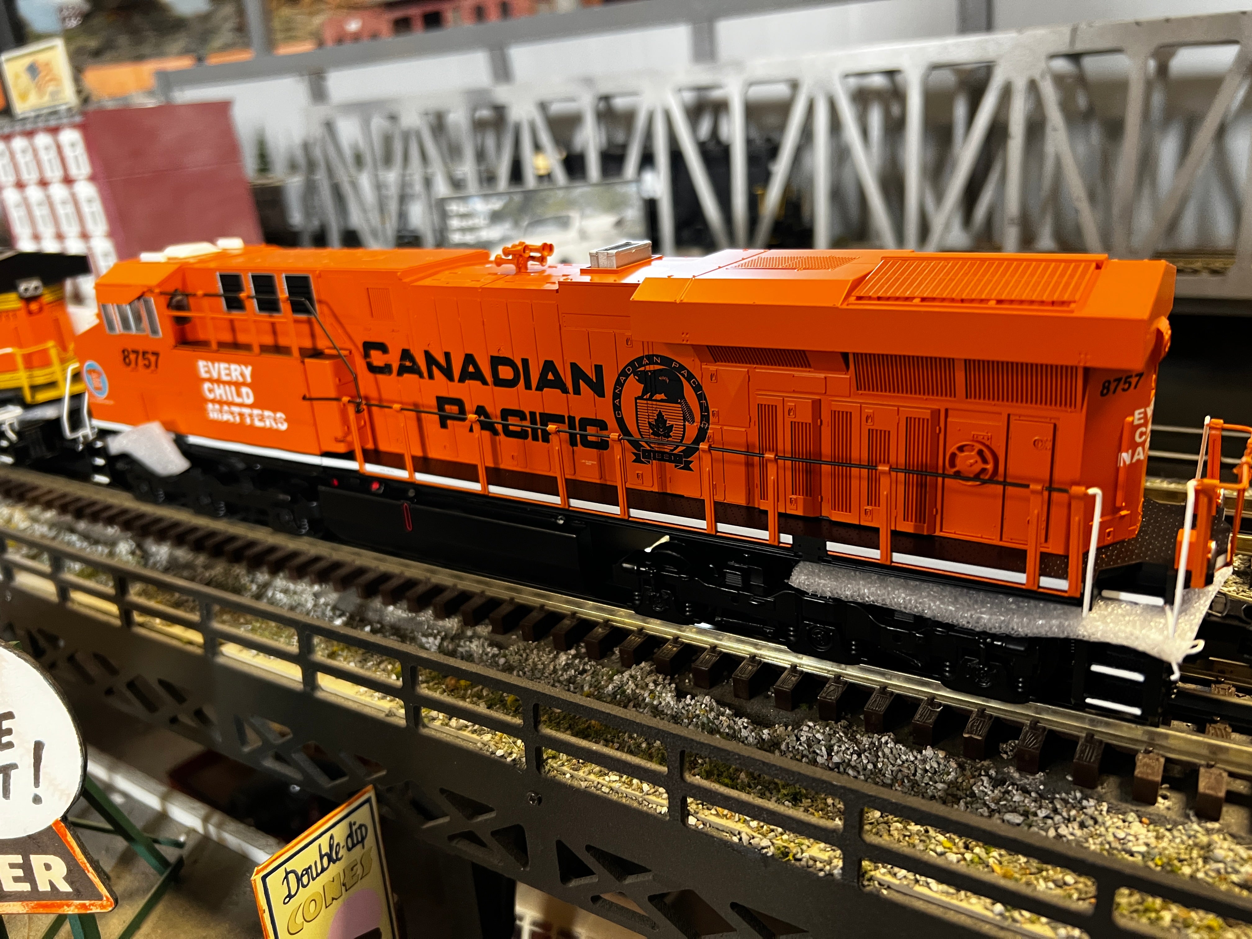 MTH 30-21160-1 - ES44AC Imperial Diesel Engine "Canadian Pacific" #8757 w/ PS3