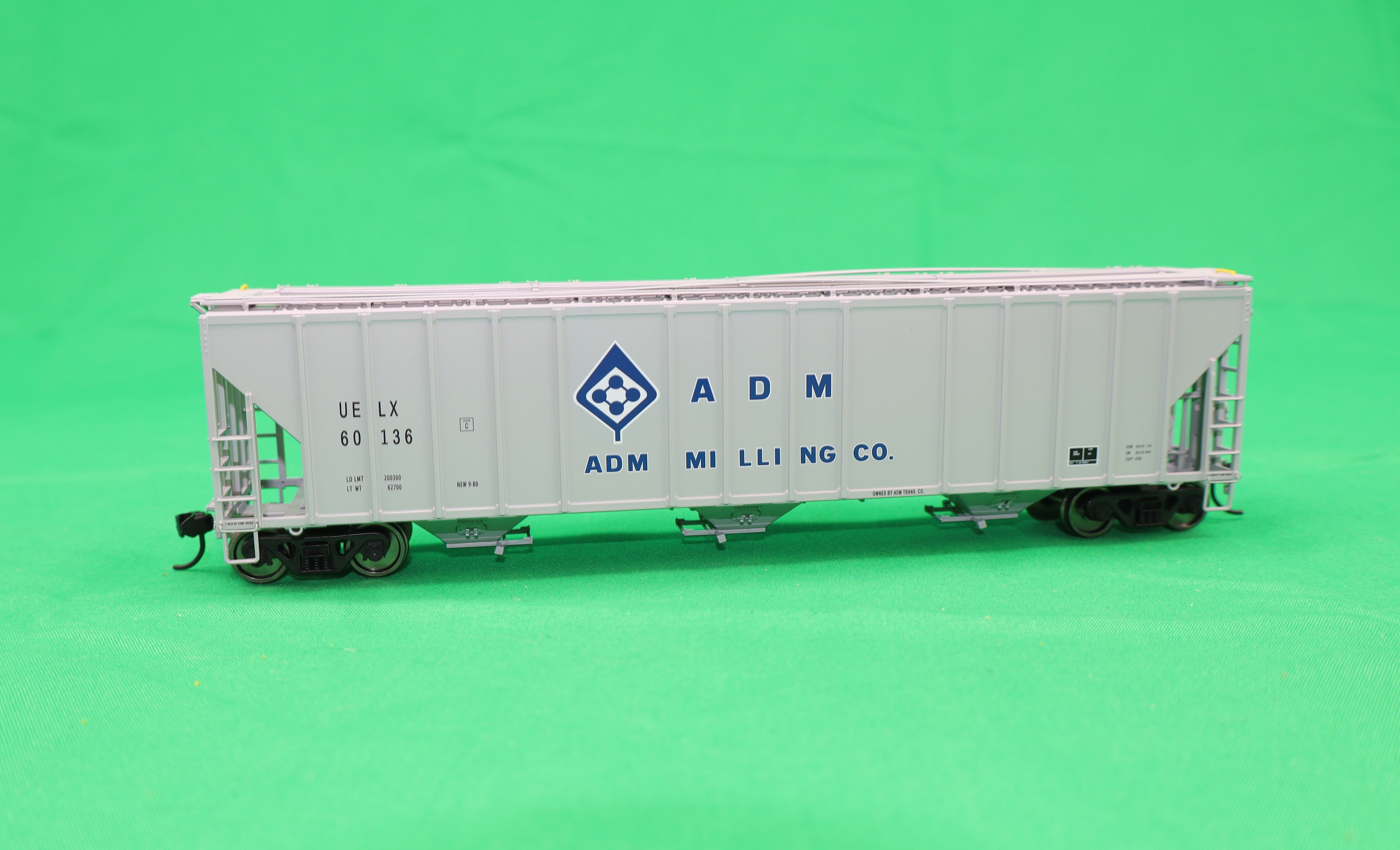 Walthers HO 920-106170 - Proto - 55' Evans 4780 Covered Hopper "ADM-Milling" #60136 (UELX)