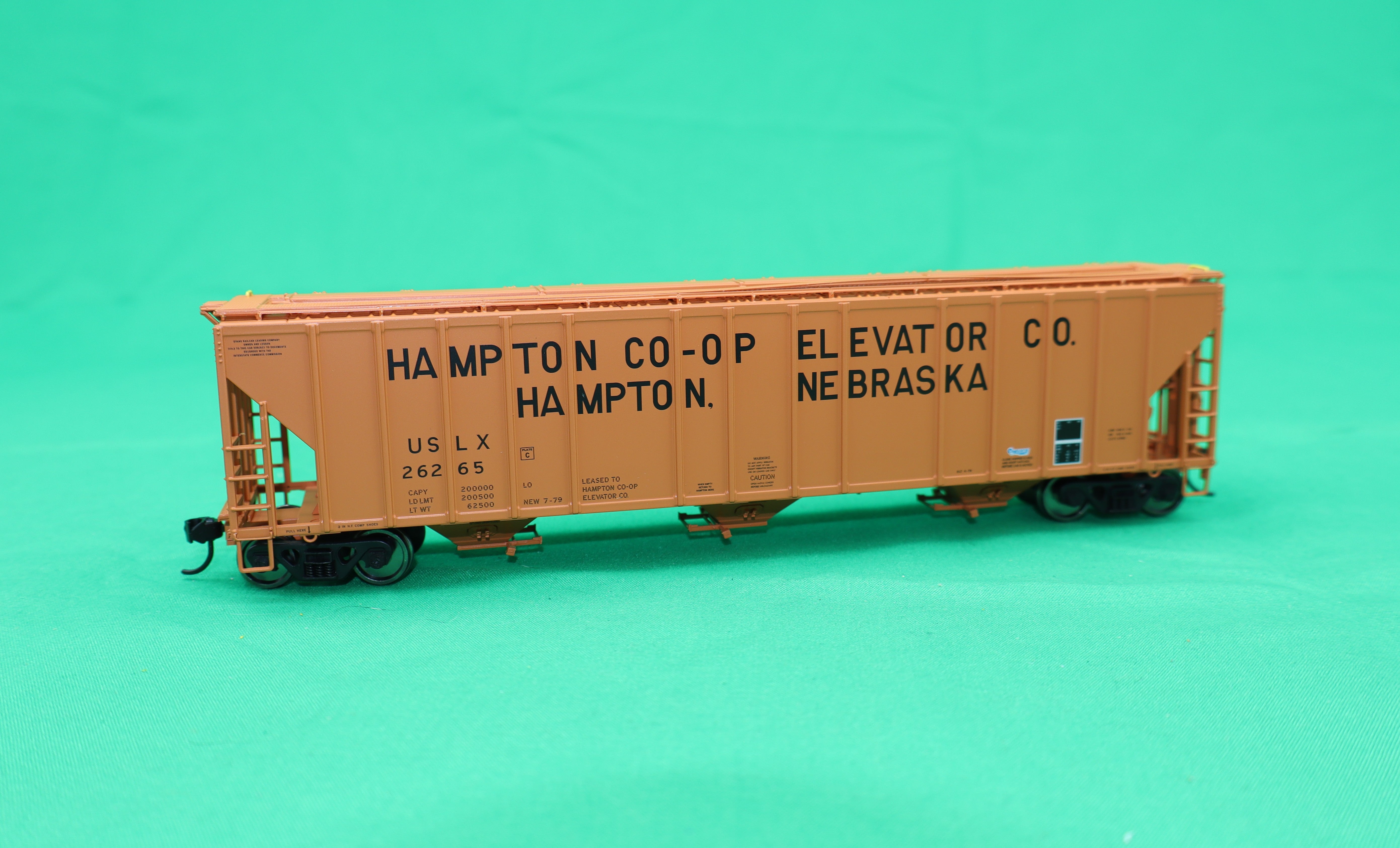 Walthers HO 920-106197 - Proto - 55' Evans 4780 Covered Hopper "Hampton Co-op" #26197 (USLX)