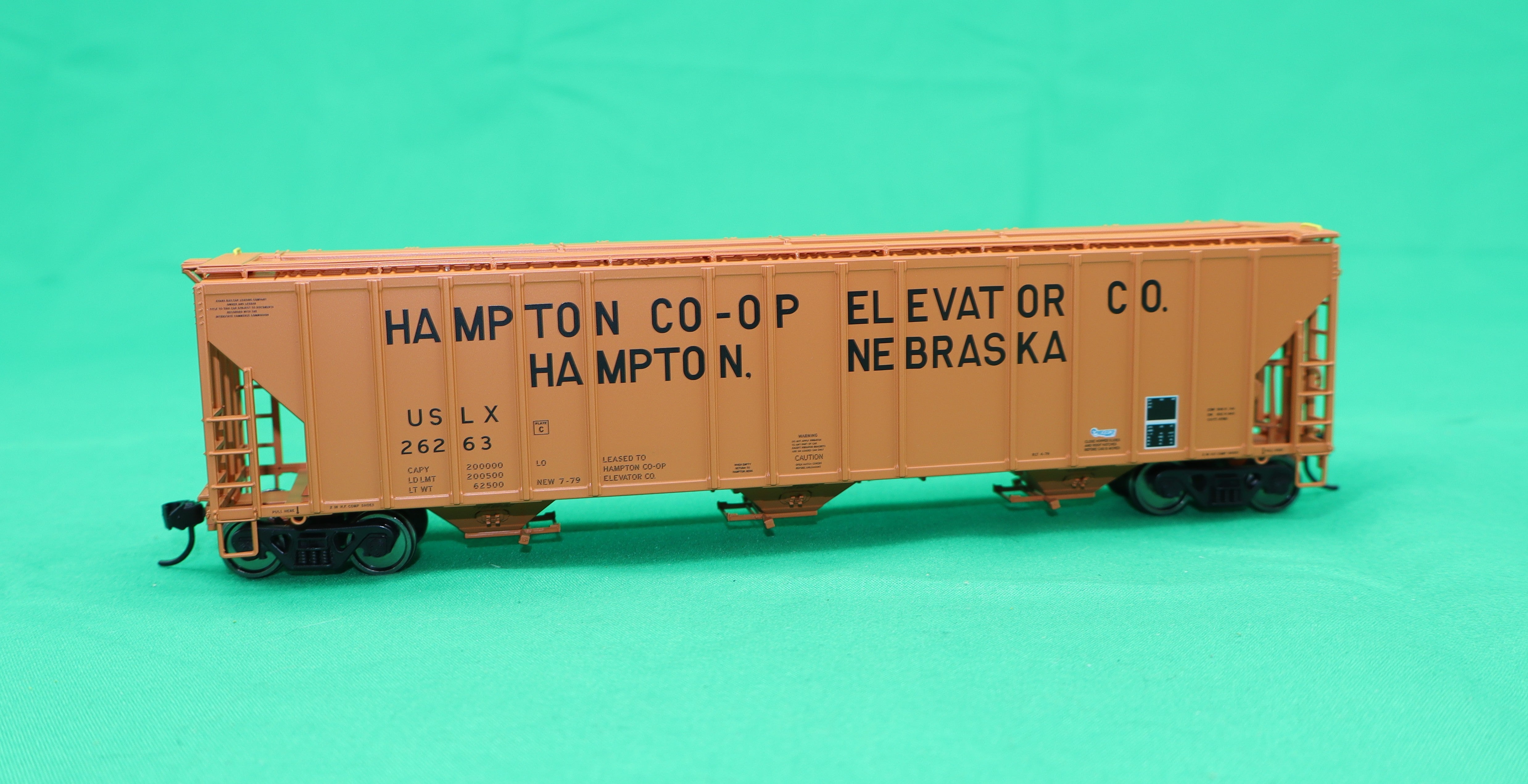 Walthers HO 920-106195 - Proto - 55' Evans 4780 Covered Hopper "Hampton Co-op" #26263 (USLX)