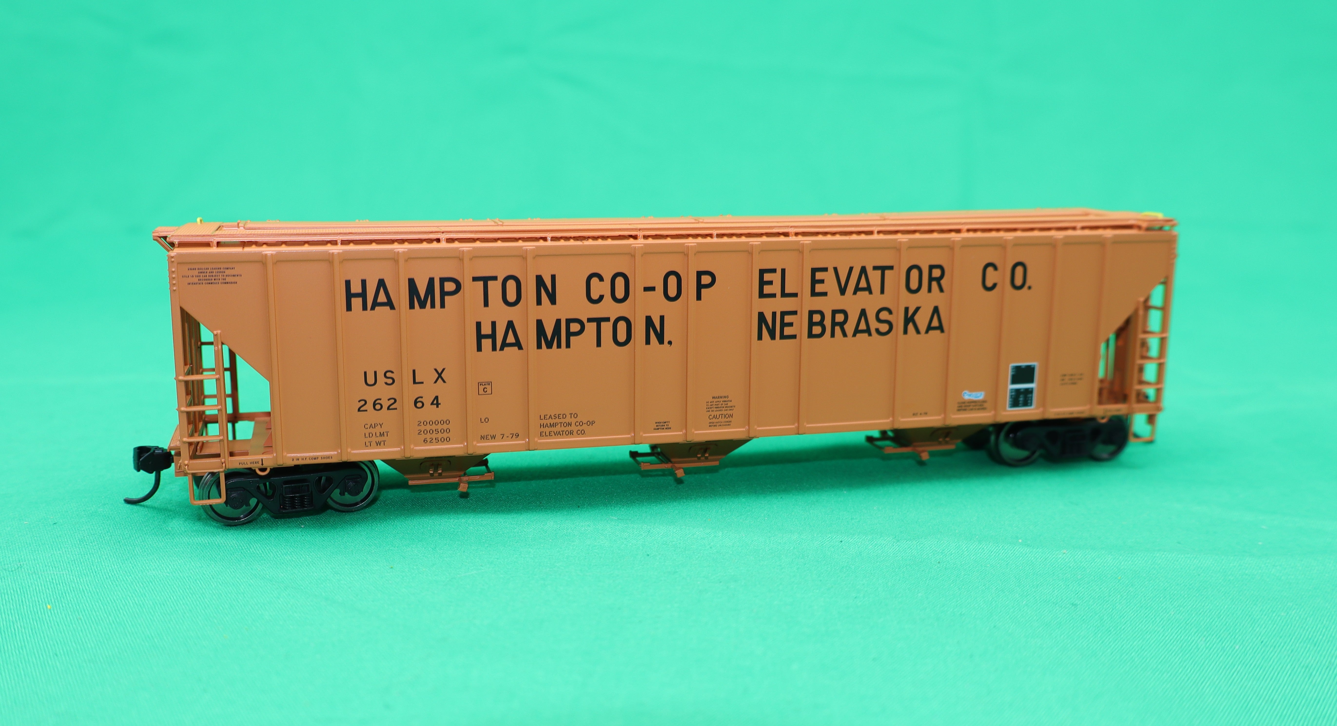 Walthers HO 920-106196 - Proto - 55' Evans 4780 Covered Hopper "Hampton Co-op" #26196 (USLX)