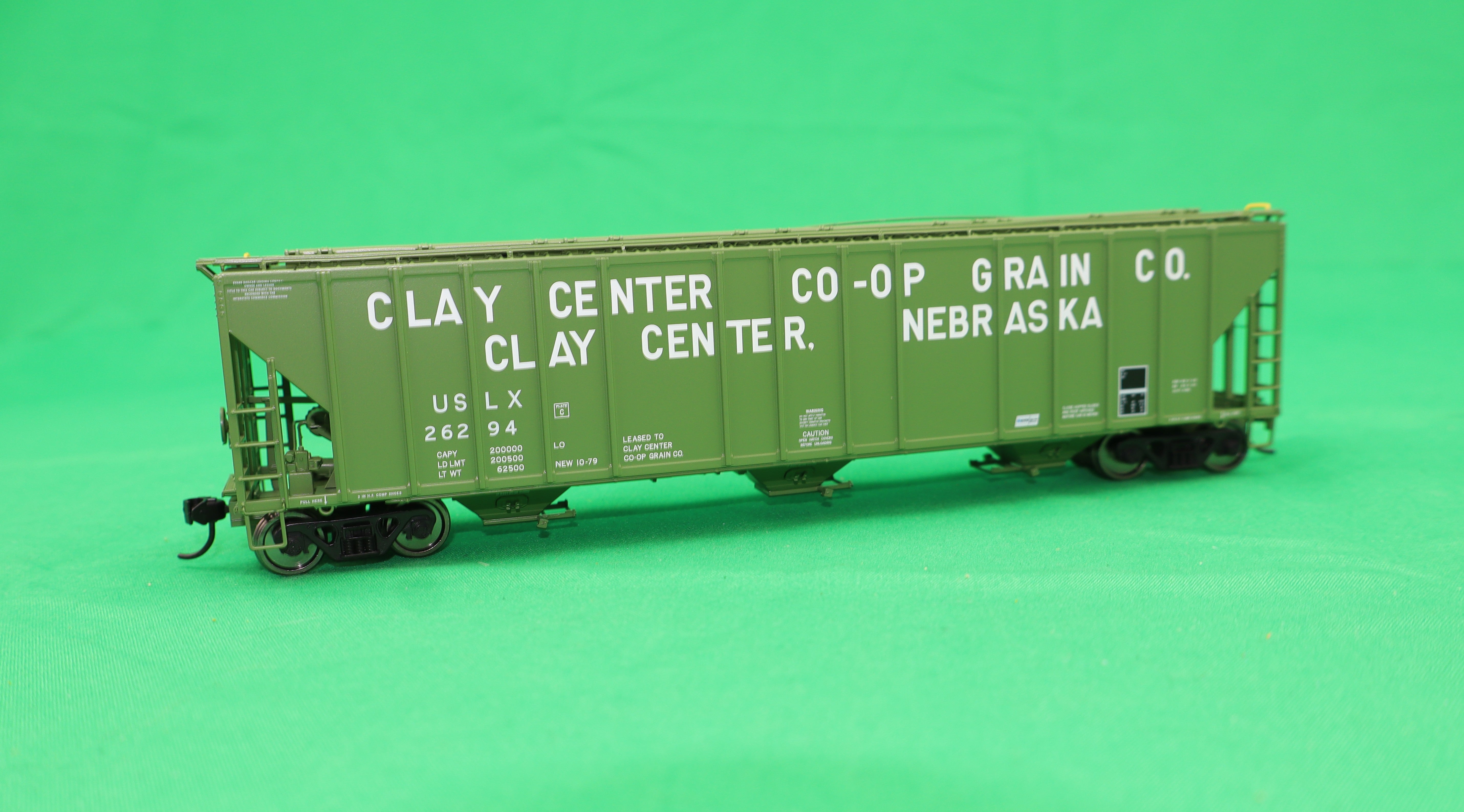 Walthers HO 920-106185 - Proto - 55' Evans 4780 Covered Hopper "Clay Center" #26294 (USLX)