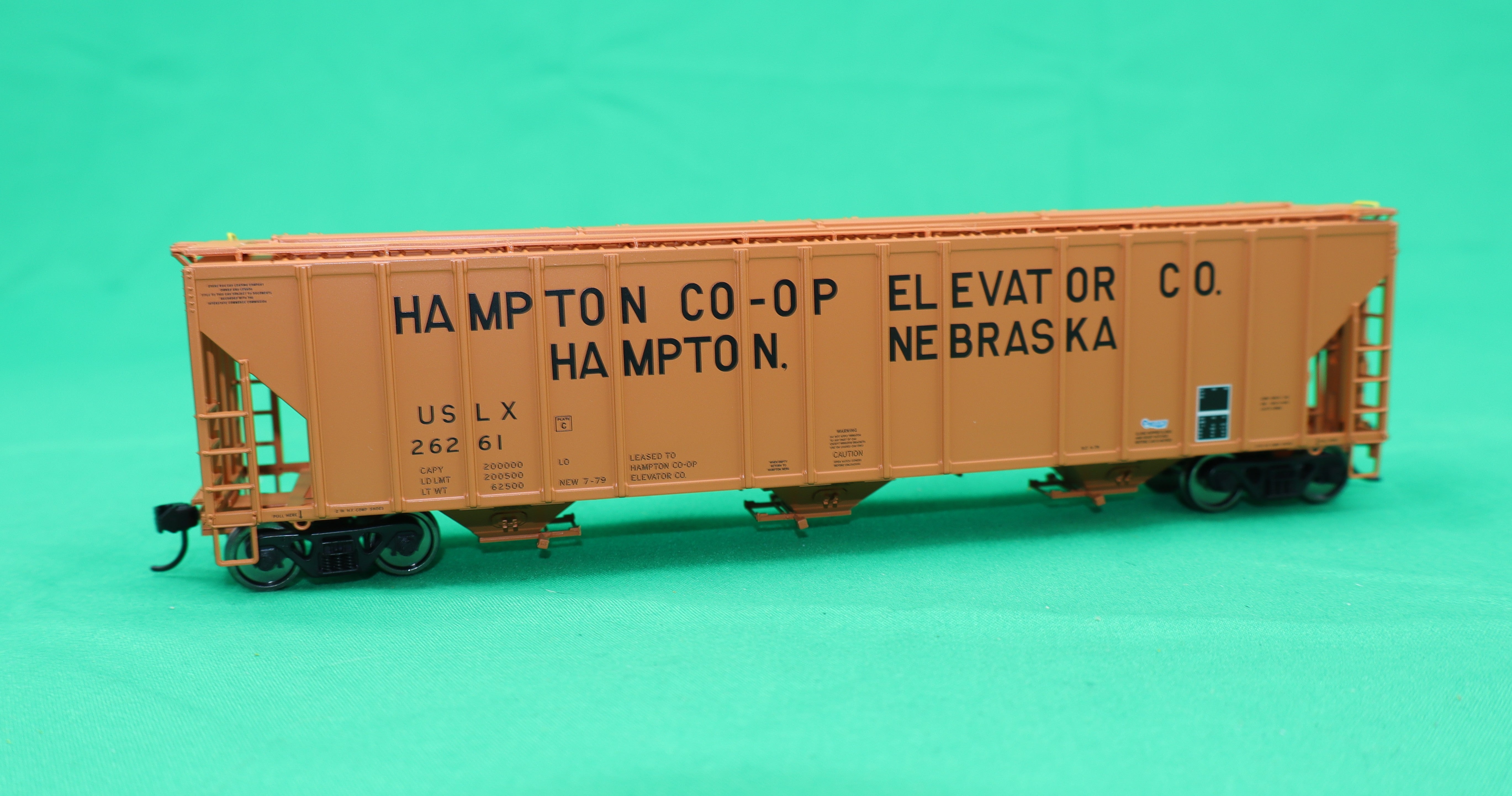 Walthers HO 920-106194 - Proto - 55' Evans 4780 Covered Hopper "Hampton Co-op" #26261 (USLX)