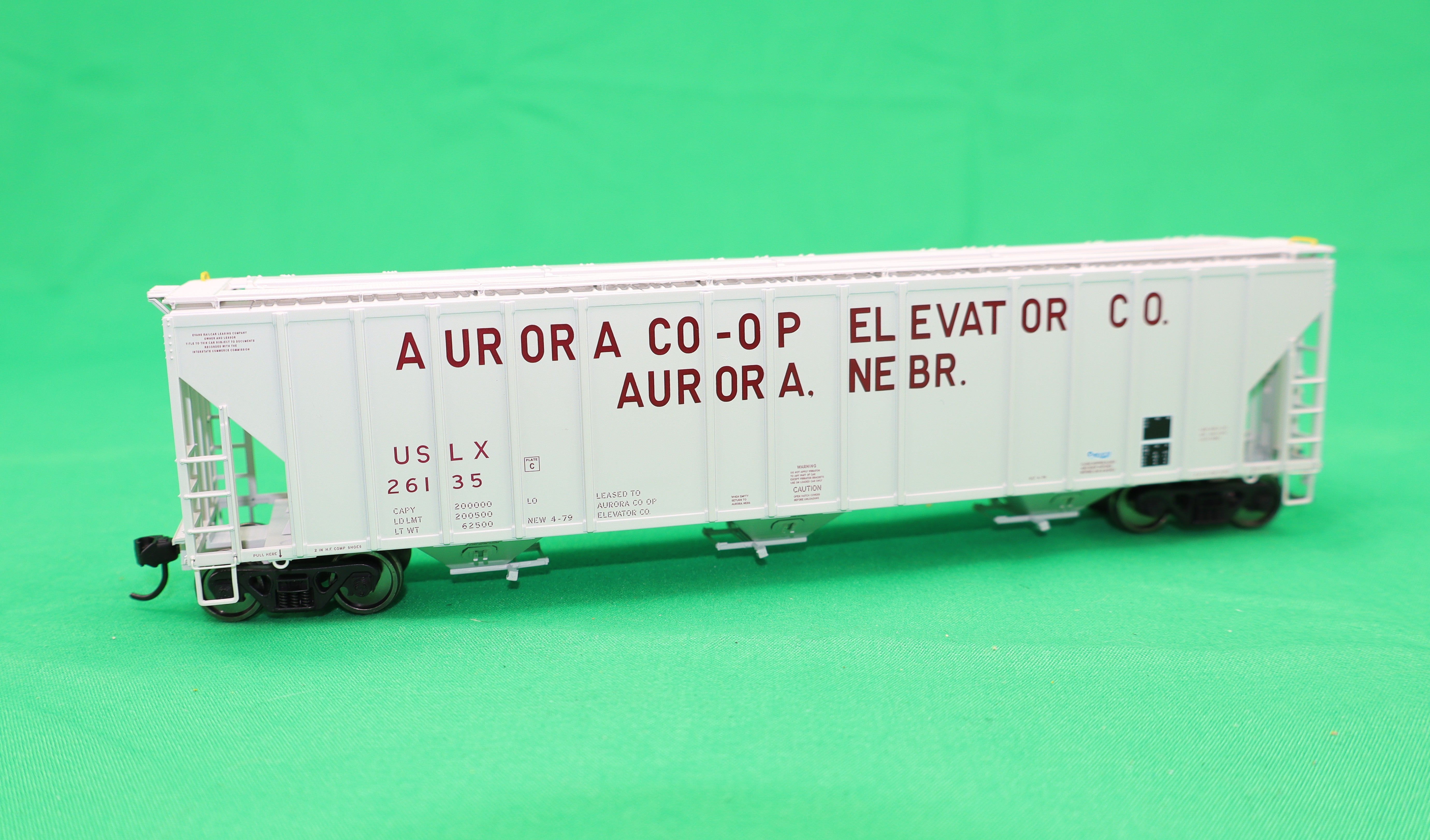 Walthers HO 920-106181 - Proto - 55' Evans 4780 Covered Hopper "Aurora Coop" #26135 (USLX)