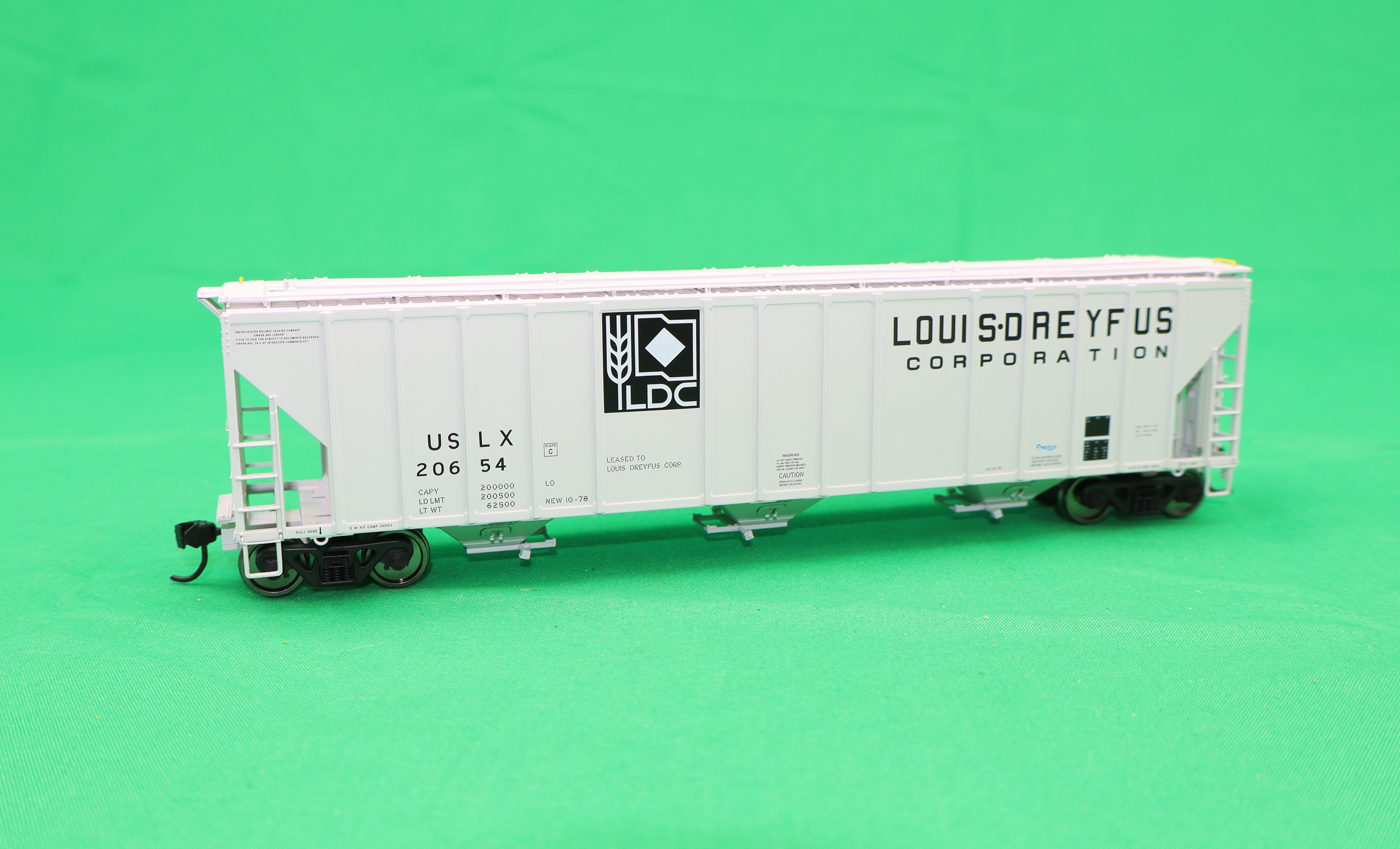 Walthers HO 920-106200 - Proto - 55' Evans 4780 Covered Hopper "Louis Dreyfus" #20654 (USLX)