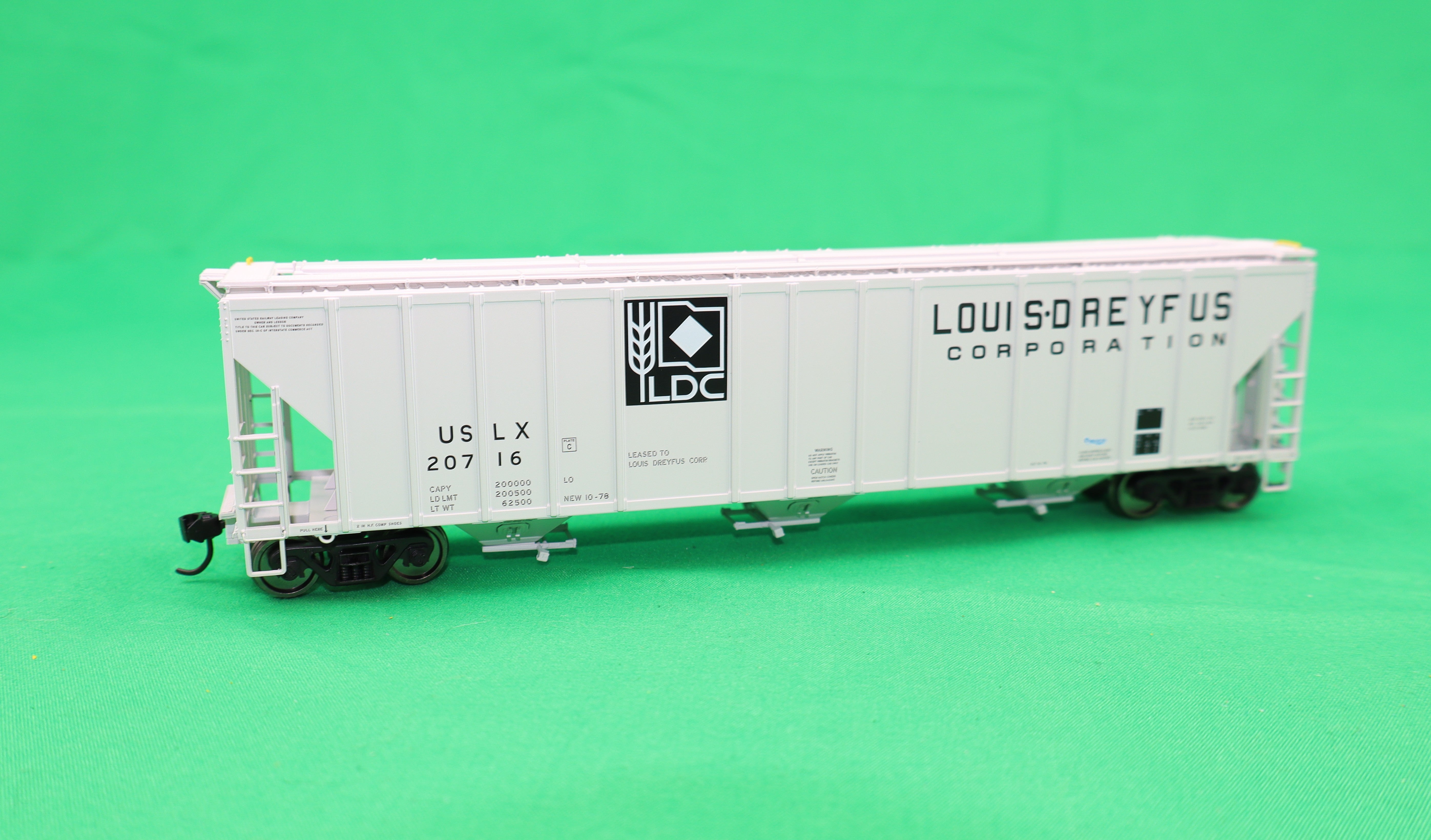 Walthers HO 920-106201 - Proto - 55' Evans 4780 Covered Hopper "Louis Dreyfus" #20716 (USLX)