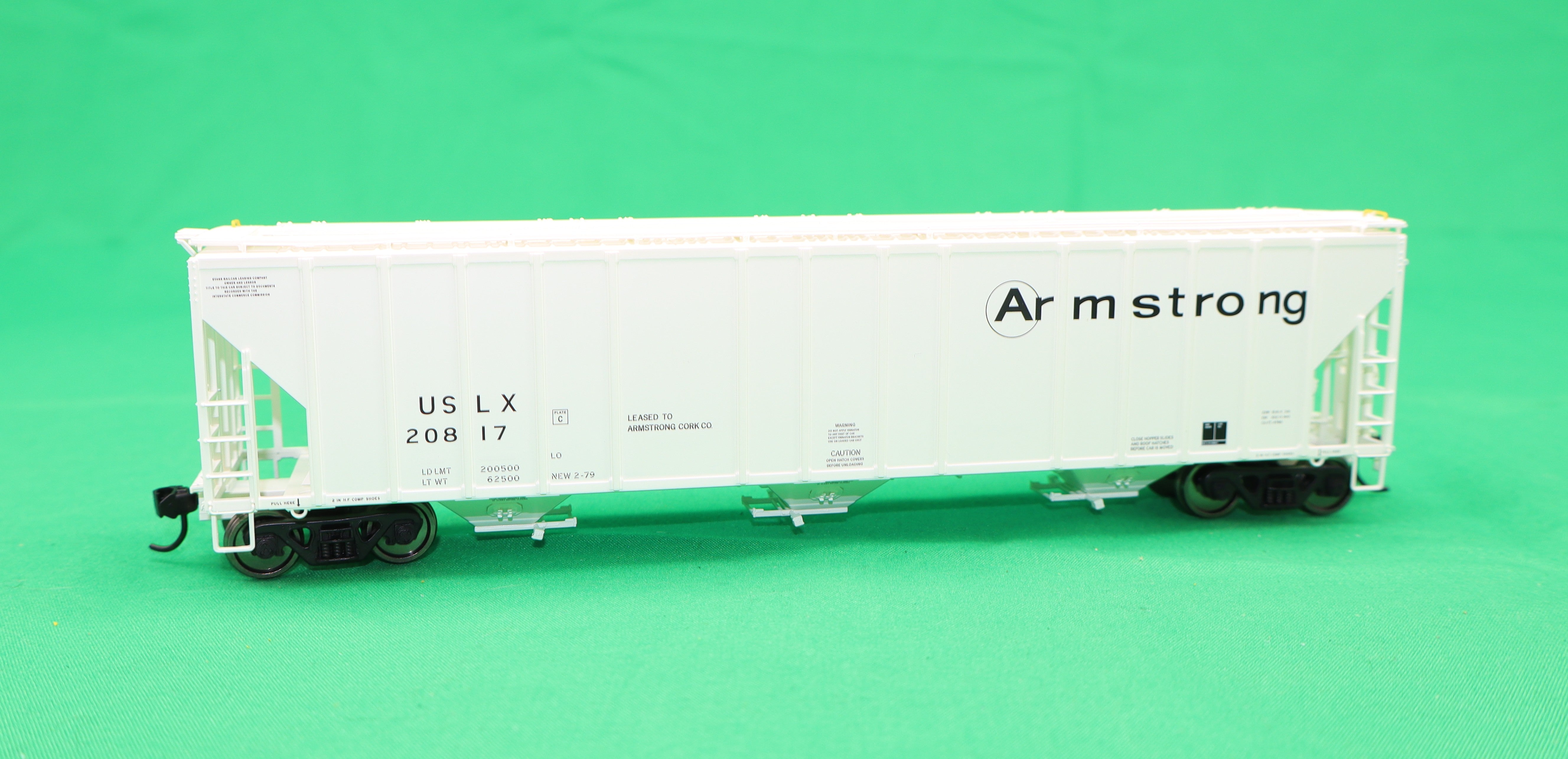Walthers HO 920-106177 - Proto - 55' Evans 4780 Covered Hopper "Armstrong" #20817 (USLX)