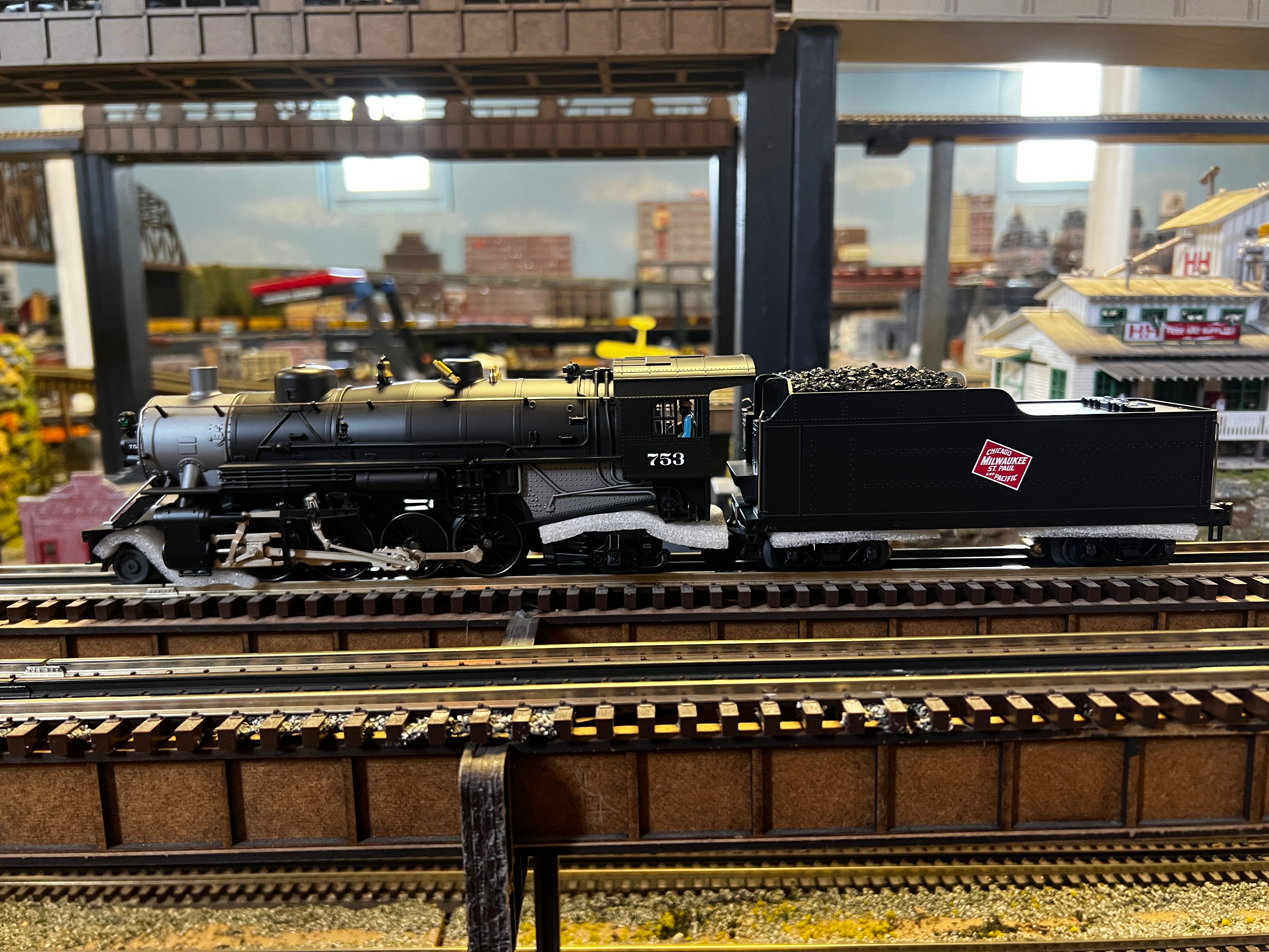 Lionel 2332070 - LionChief+ 2.0 Mikado Steam Locomotive "Milwaukee Road" #753