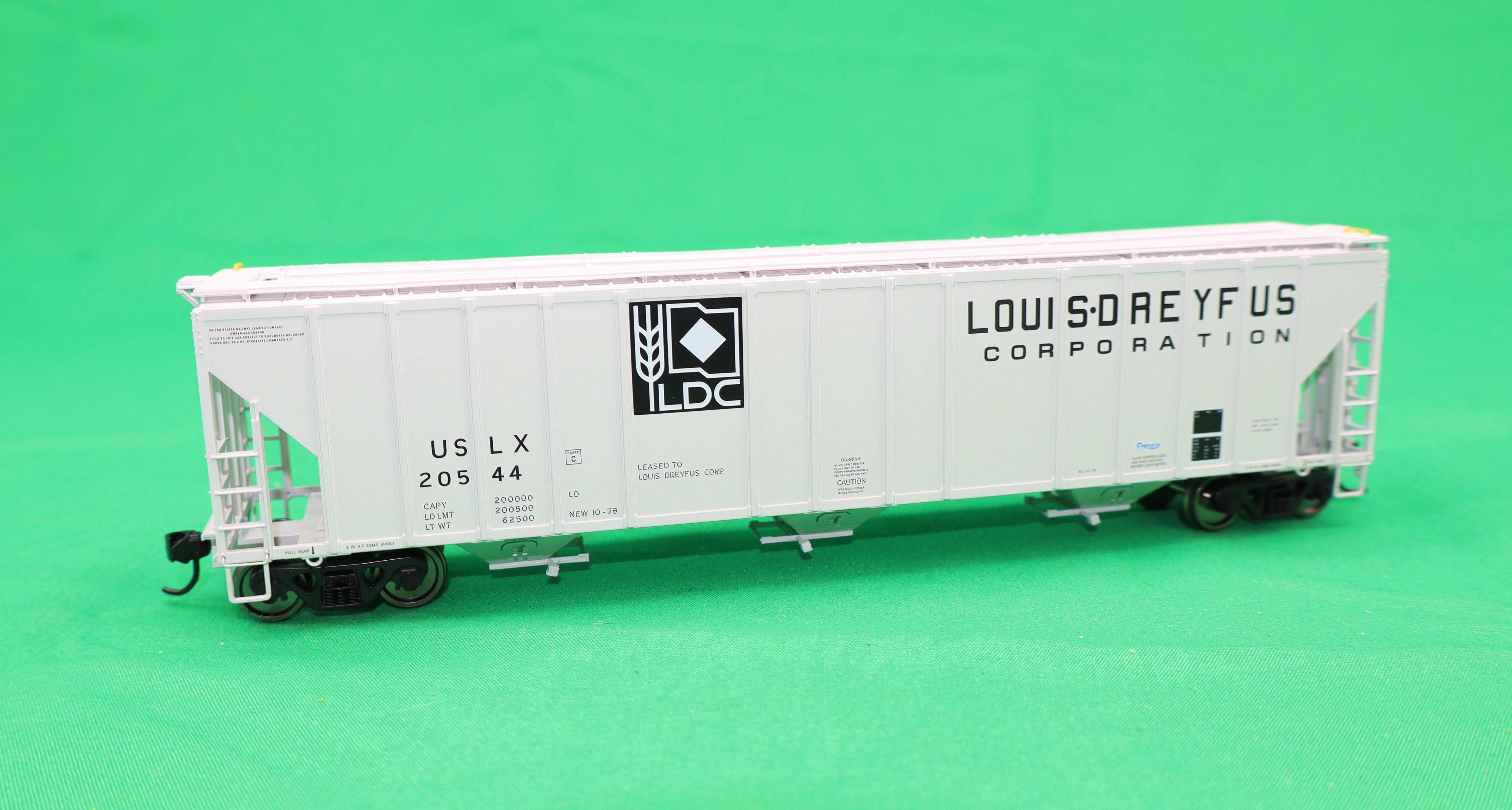 Walthers HO 920-106198 - Proto - 55' Evans 4780 Covered Hopper "Louis Dreyfus" #20544 (USLX)