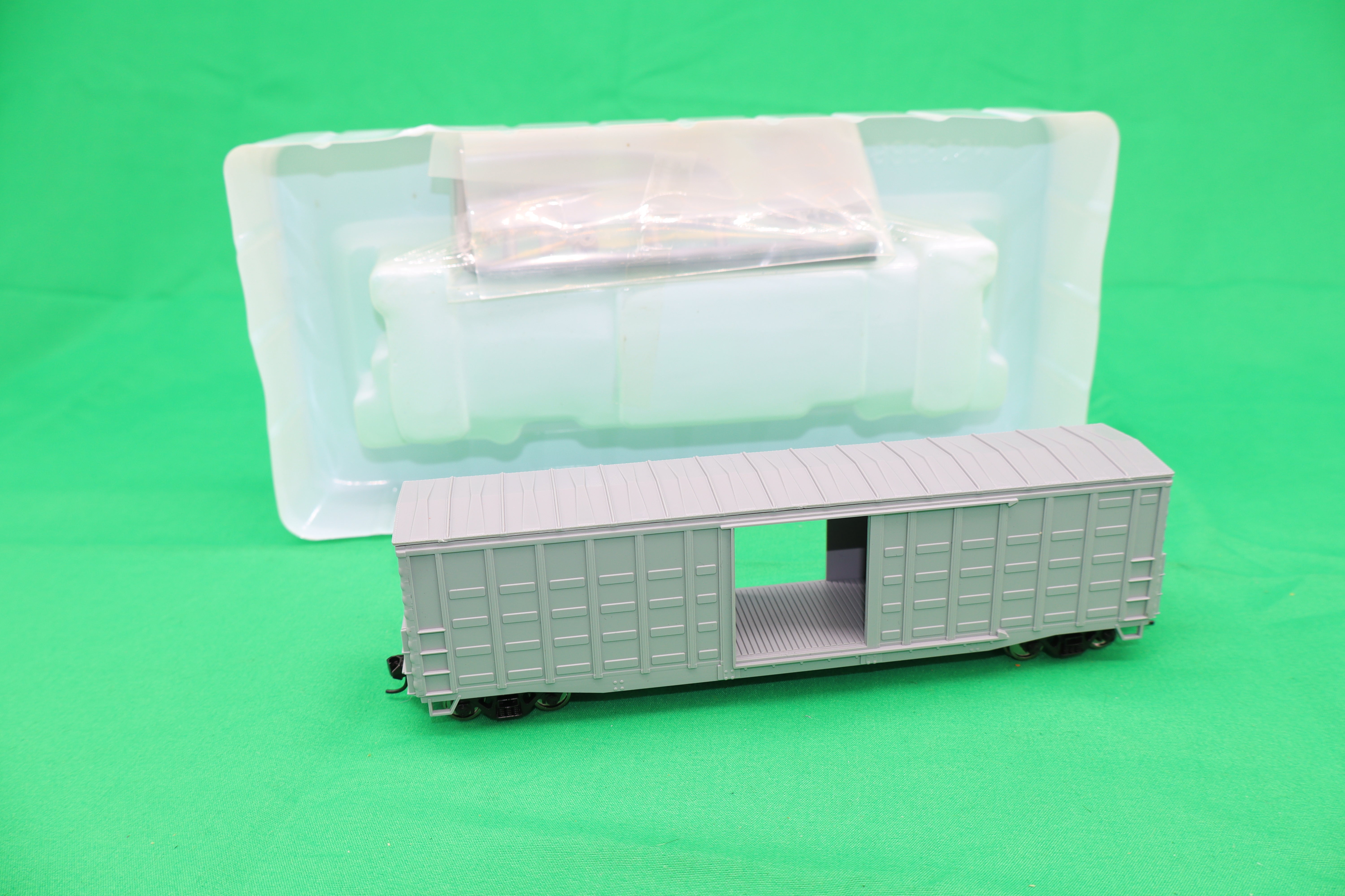 Walthers HO 910-46700 - Mainline - 50' Waffle Side Boxcar "Undecorated"