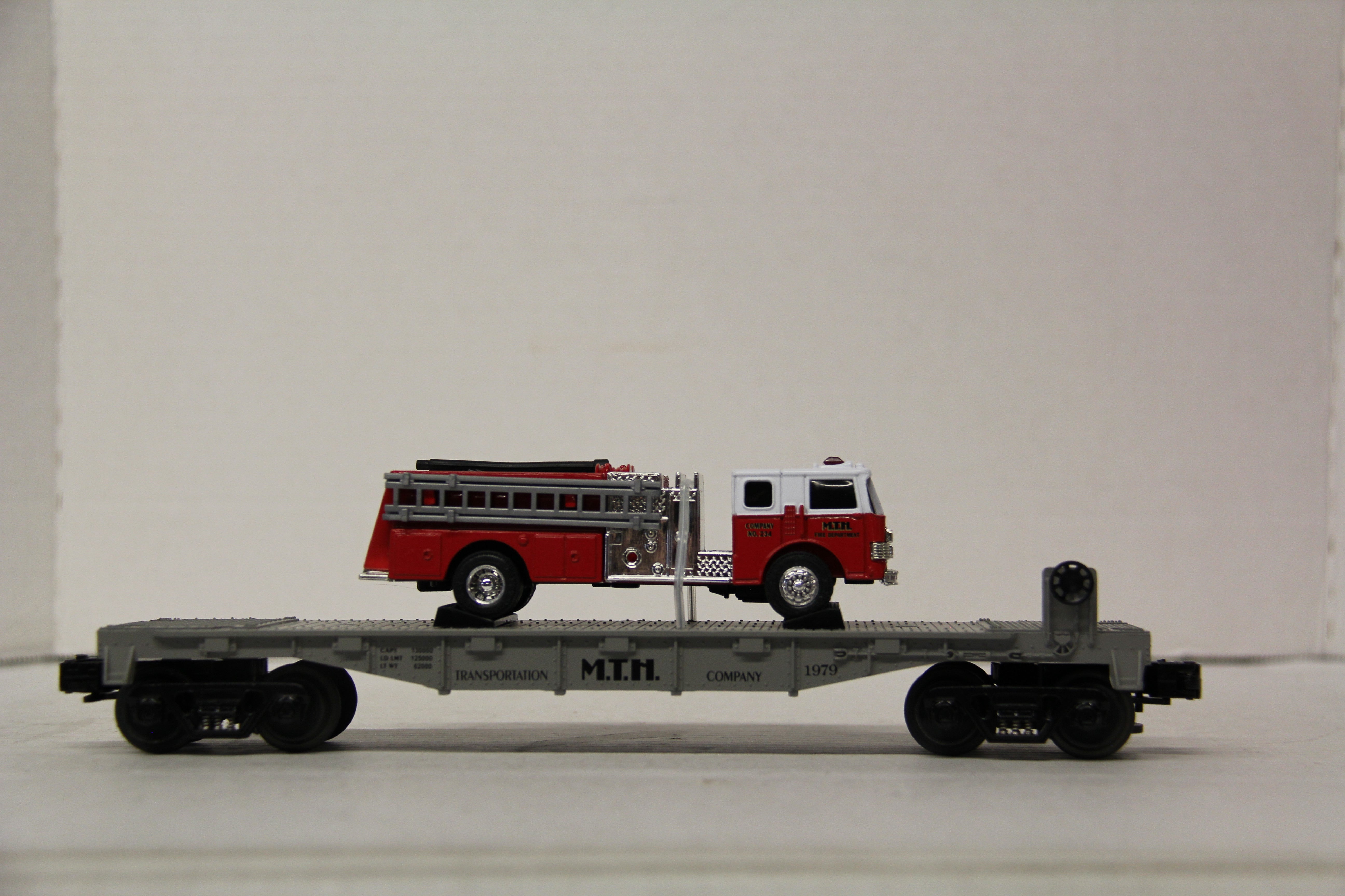 Rail King 30-7629 MTH Transportation Company Flat Car w/ ERTL Fire Truck-Second hand-M6670