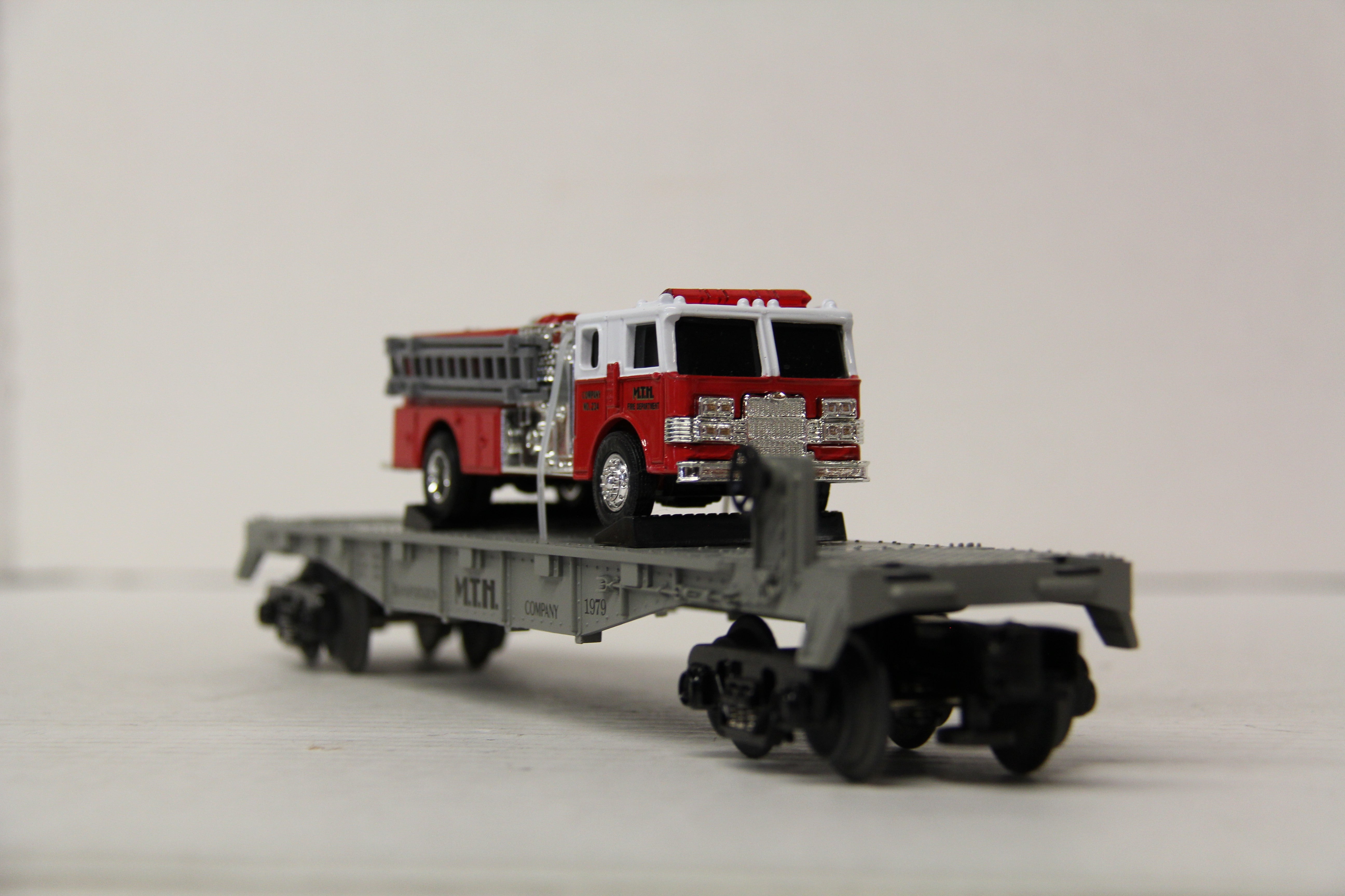 Rail King 30-7629 MTH Transportation Company Flat Car w/ ERTL Fire Truck-Second hand-M6670