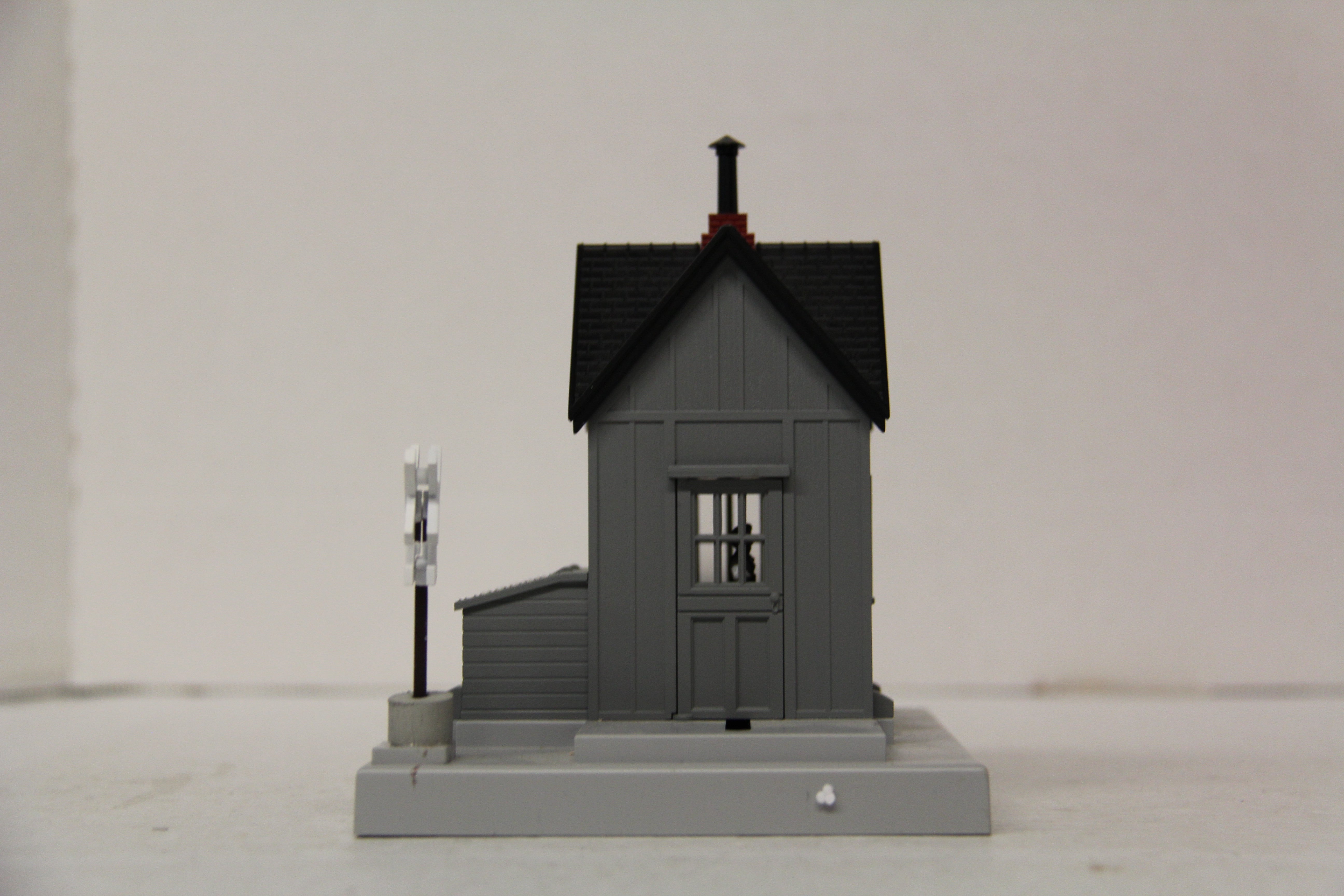 Rail King 30-9129 Operating Watchman's Shanty Gray & Black-Second hand-M6671