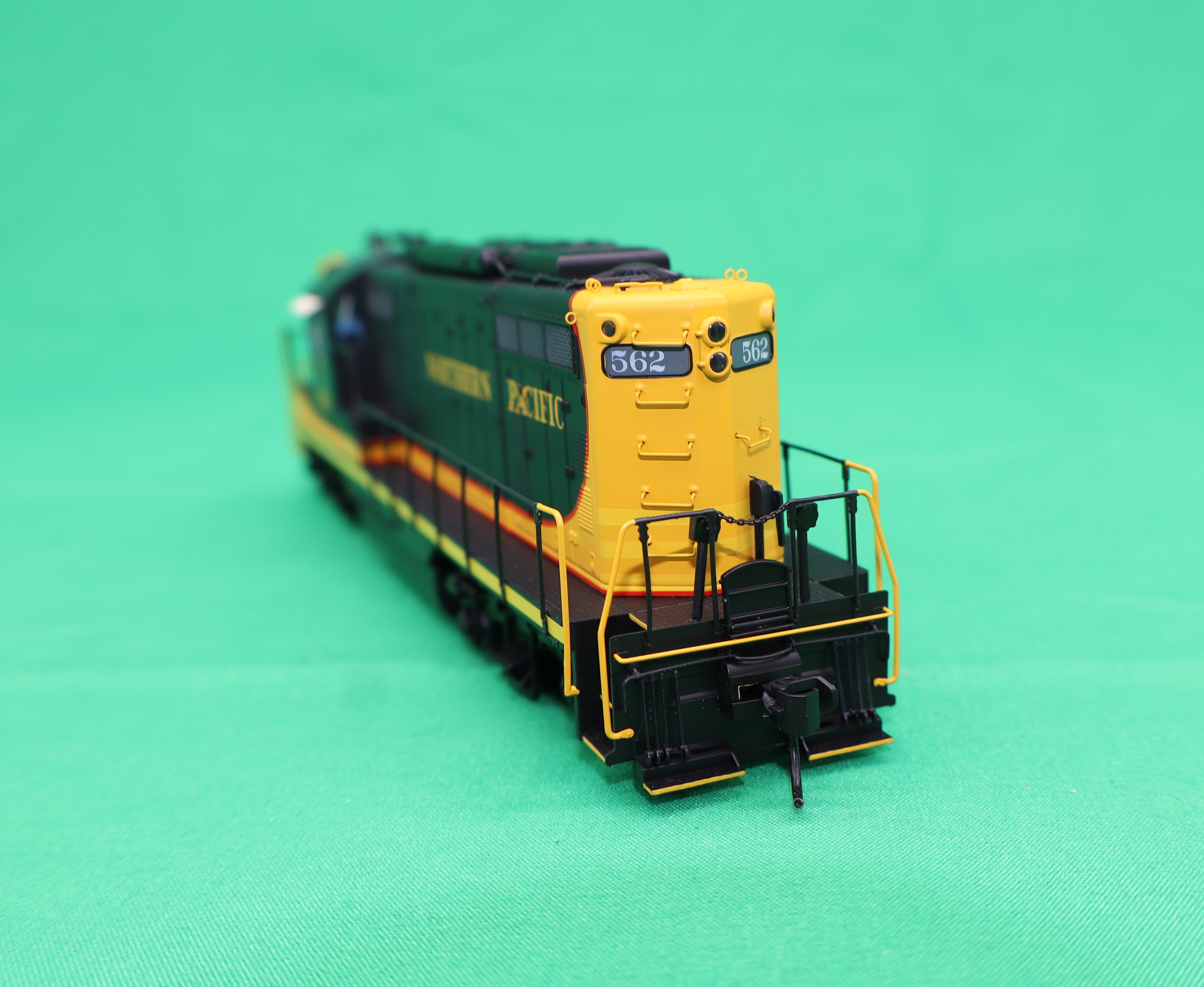 Walthers HO 920-42424 - Proto - EMD GP7 Diesel Locomotive "Northern Pacific" #562 w/ DCC/Sound