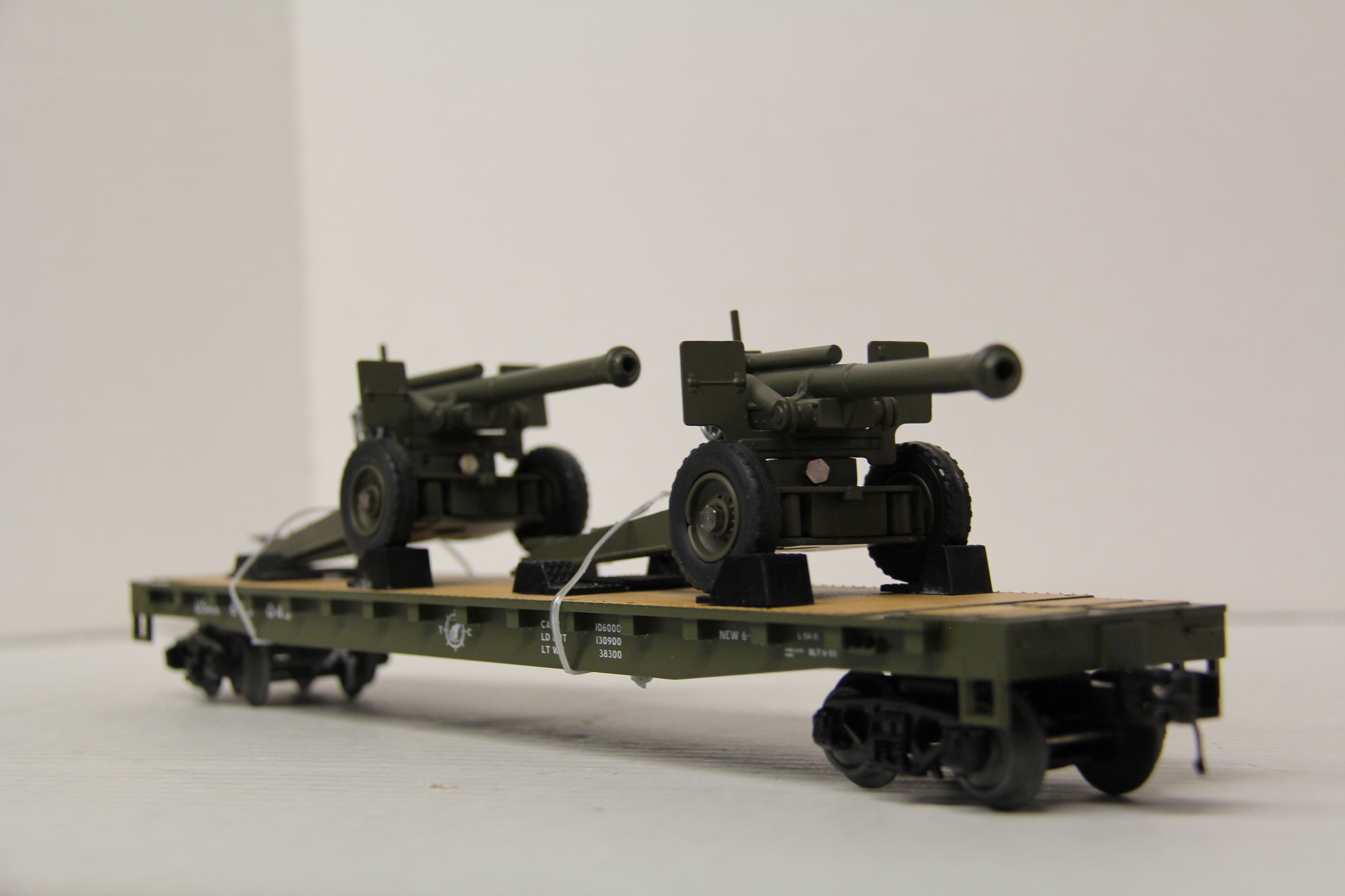 MTH 20-92186B US Army Flat Car w/ (2) 105mm Howitzers-Second hand-M6679