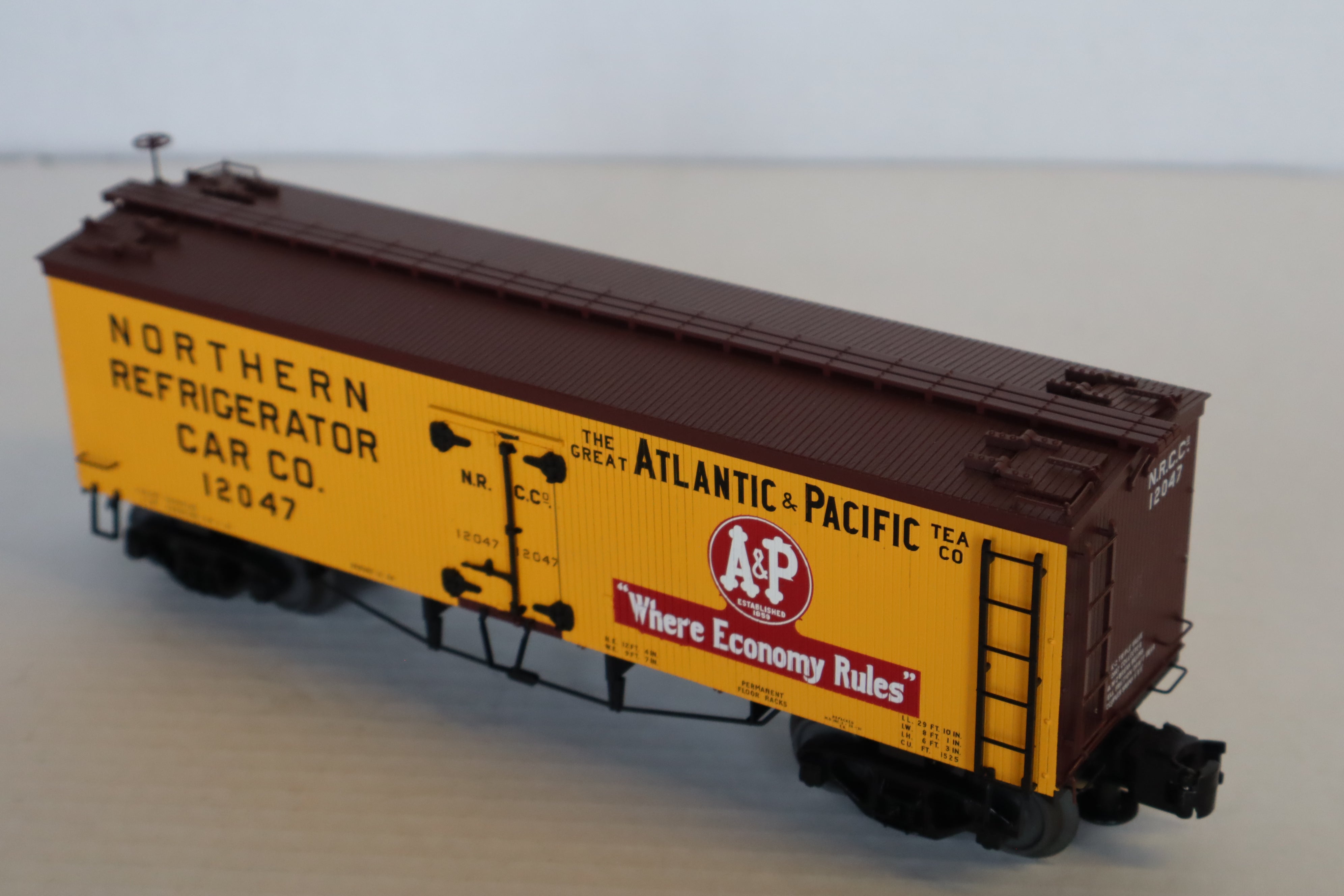 Atlas #8047-2 A&P 36' Wood Reefer Car #12047-Second hand-M8145