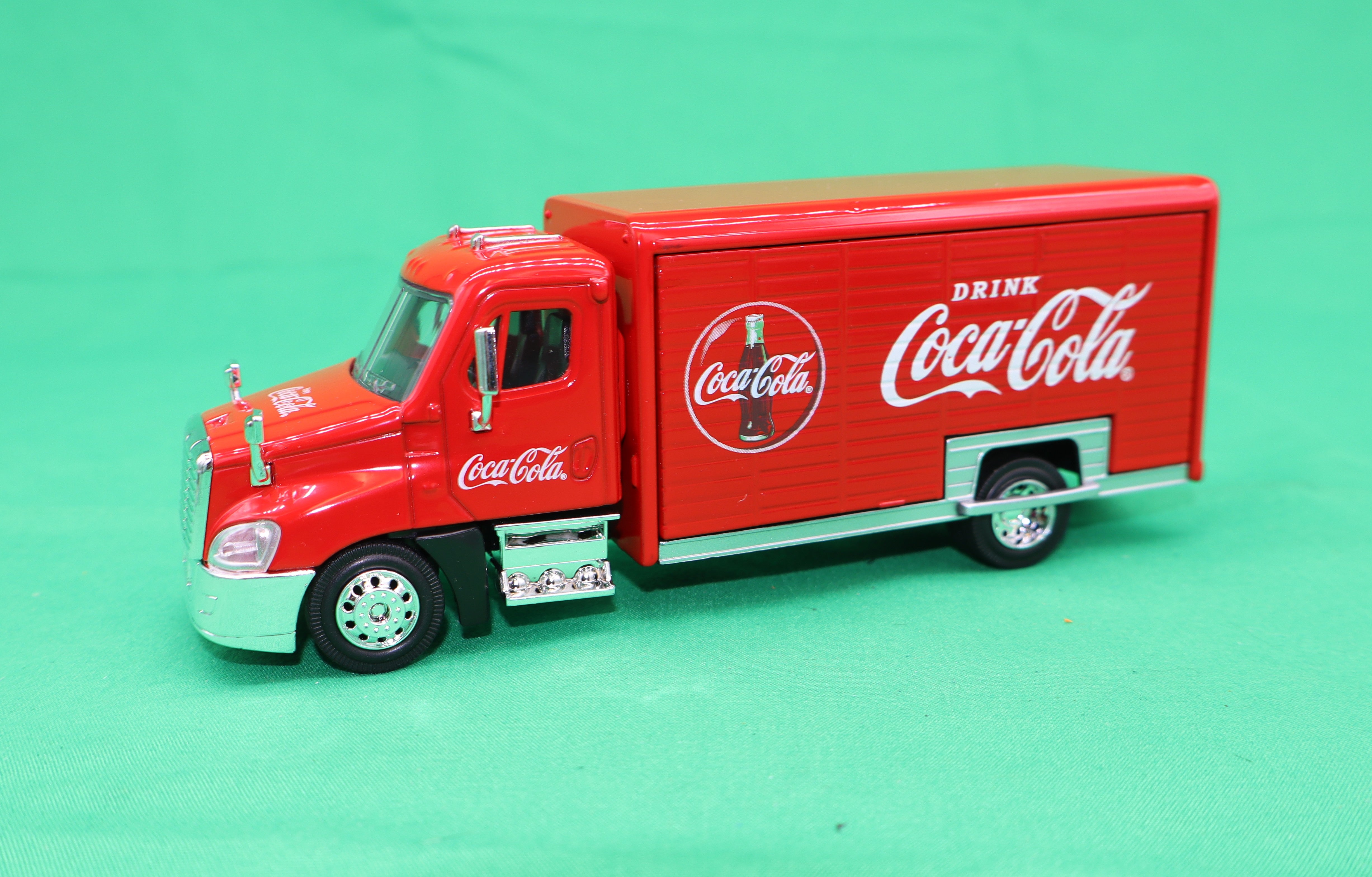 Atlas O 820061 - Coca-Cola Beverage Delivery Truck w/ 2 Sliding Doors 1/50