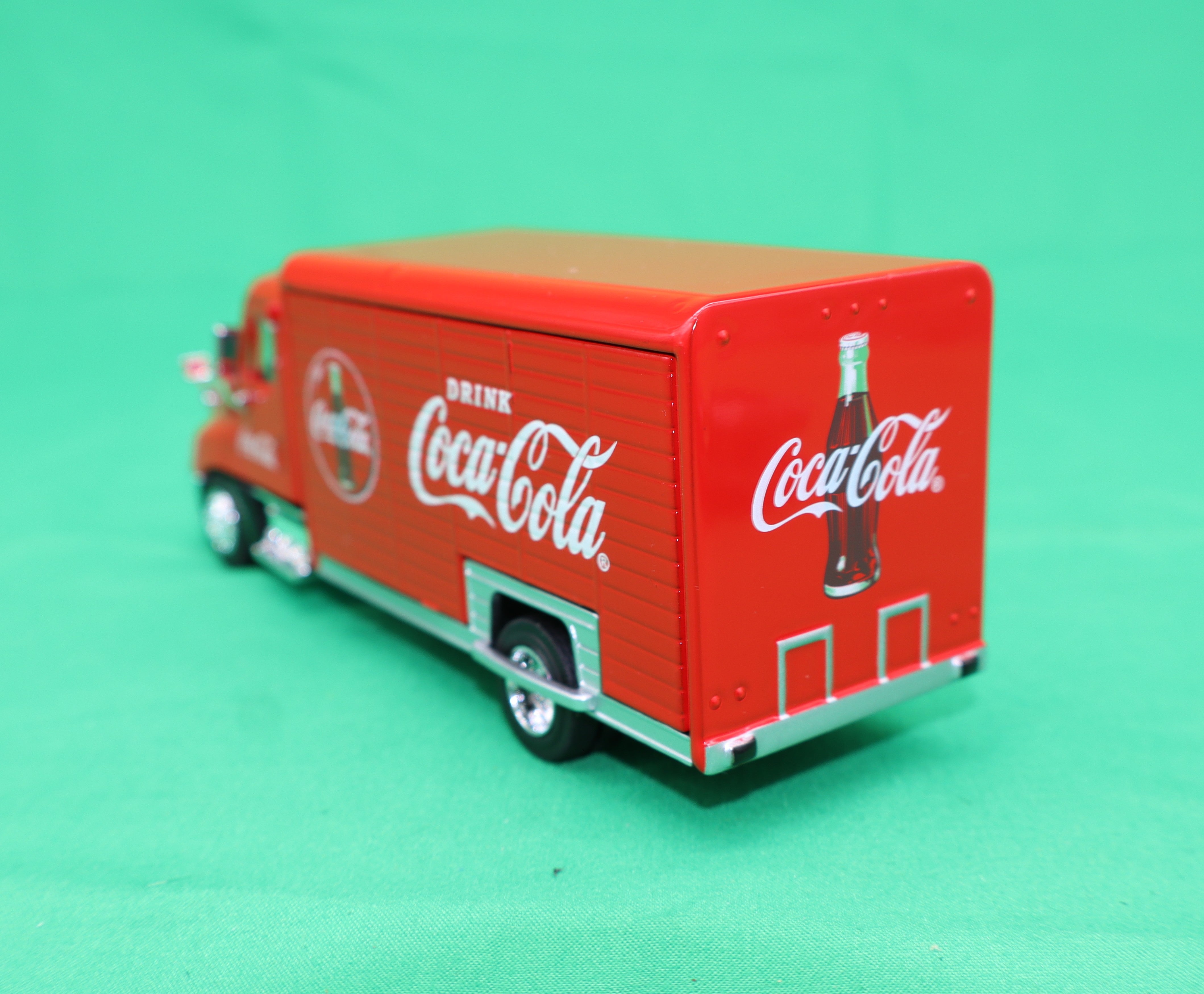 Atlas O 820061 - Coca-Cola Beverage Delivery Truck w/ 2 Sliding Doors 1/50
