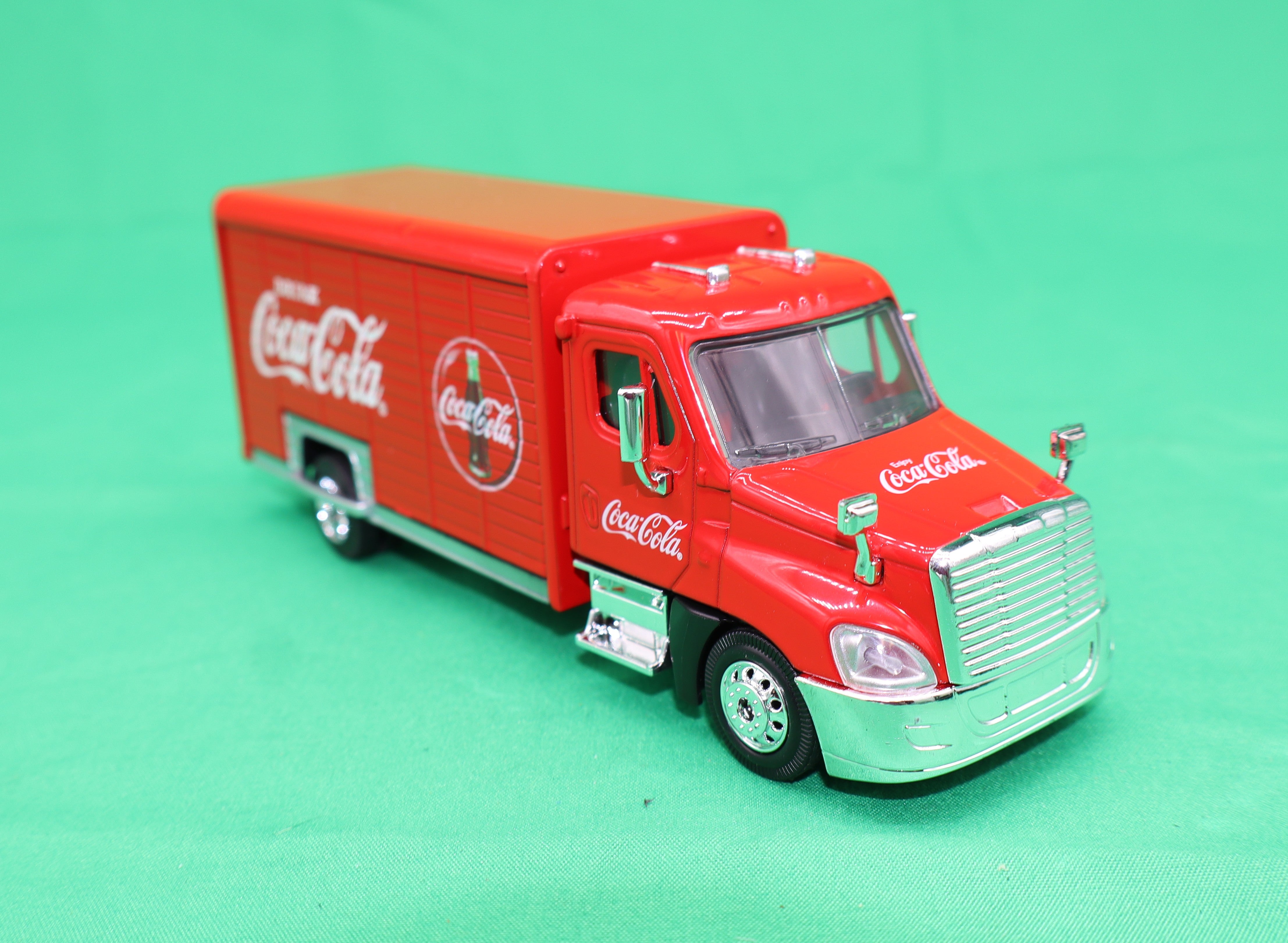 Atlas O 820061 - Coca-Cola Beverage Delivery Truck w/ 2 Sliding Doors 1/50