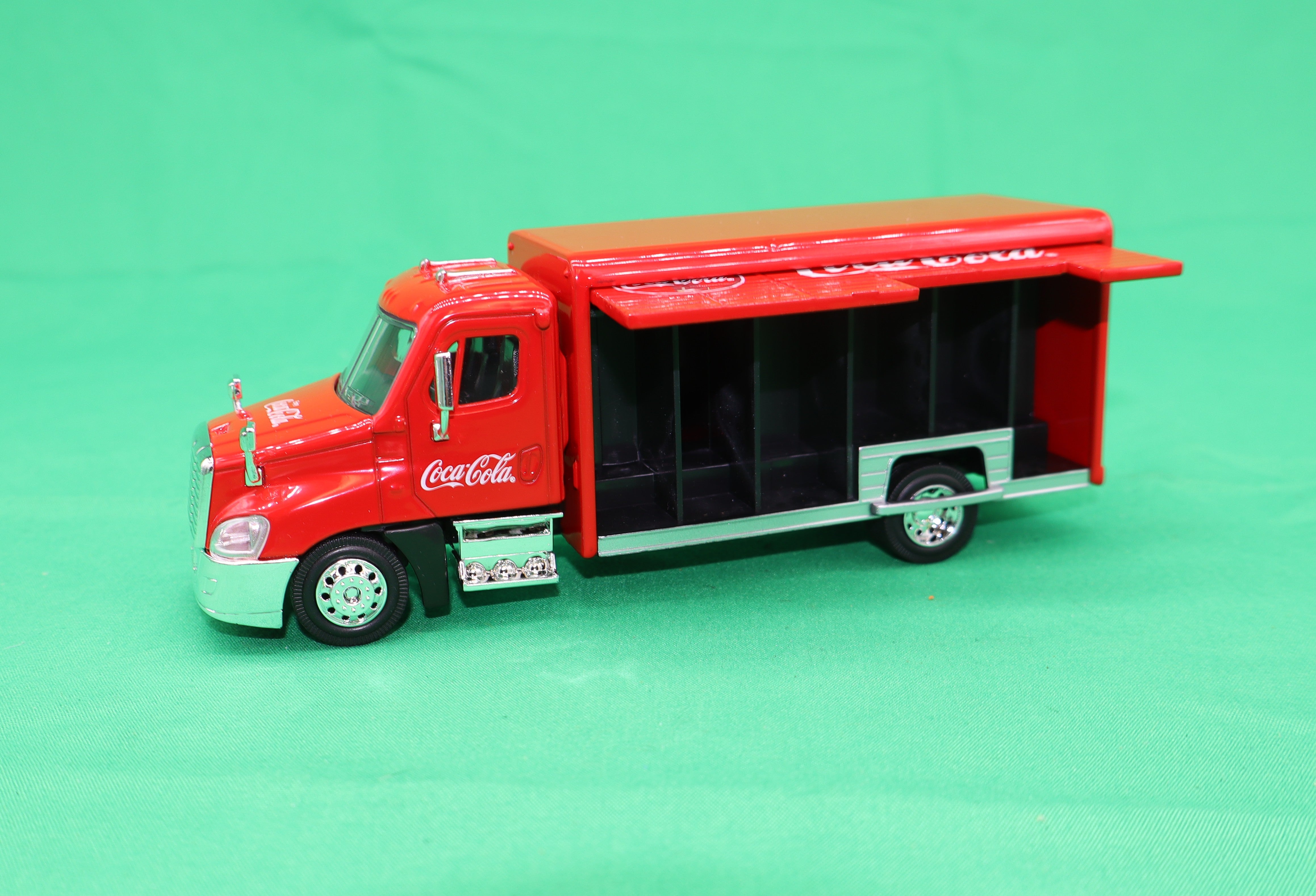 Atlas O 820061 - Coca-Cola Beverage Delivery Truck w/ 2 Sliding