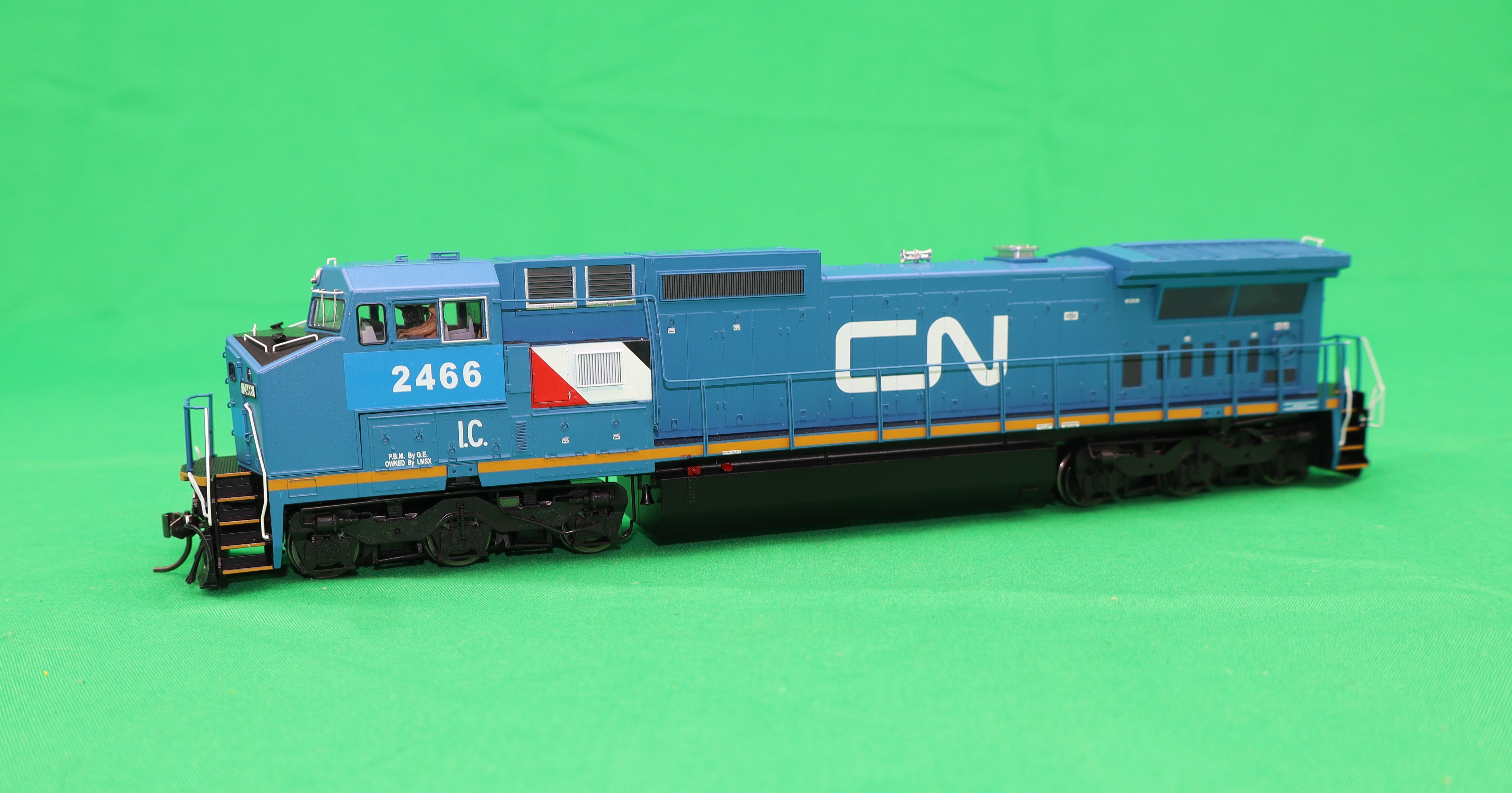 Atlas HO 10004499 - Master - Gold - Dash 8-40 CW Diesel Locomotive "Canadian National" #2466 (IC)