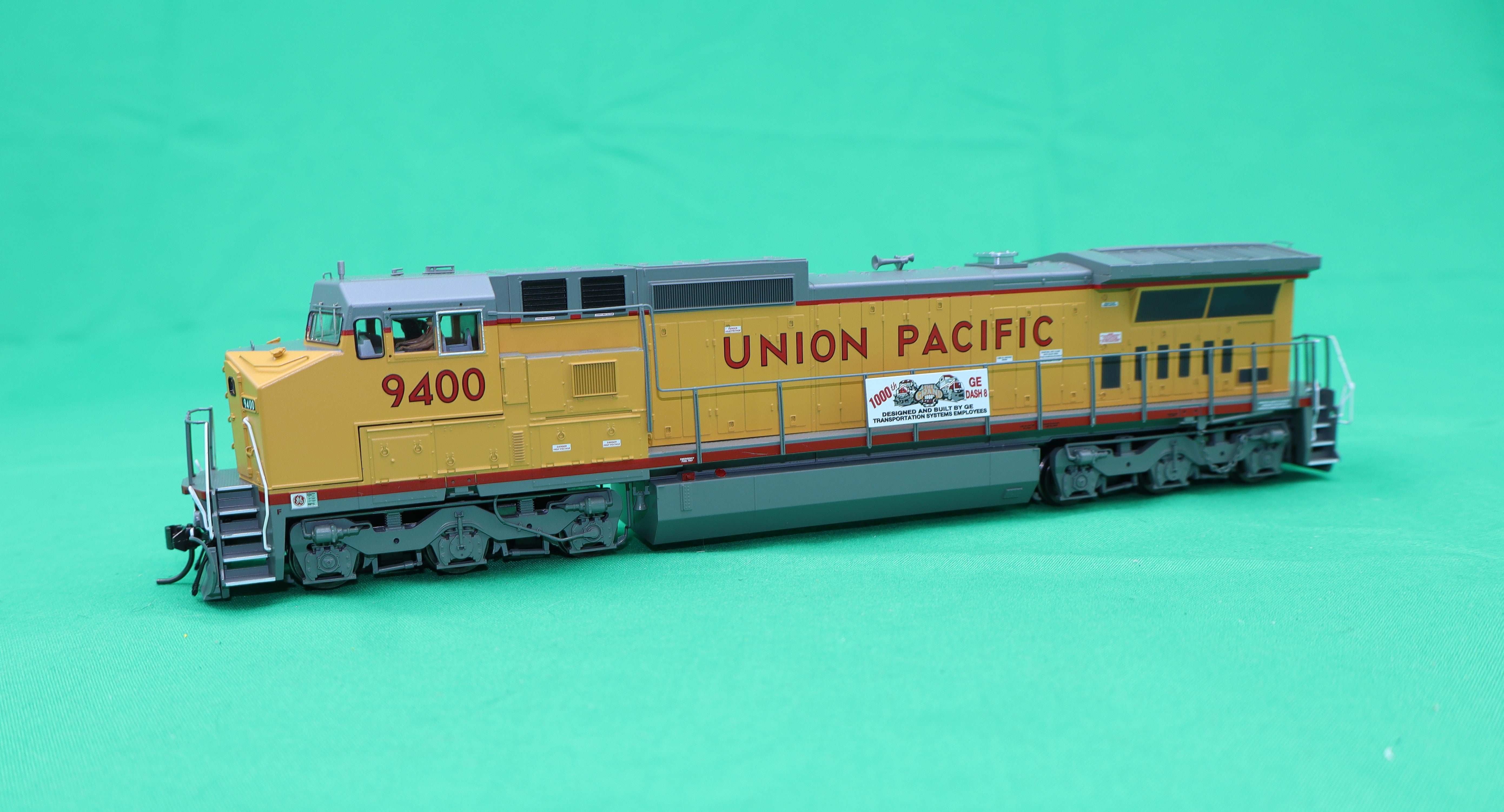 Atlas HO 10004501 - Master - Gold - Dash 8-40 CW Diesel Locomotive "Union Pacific" #9400