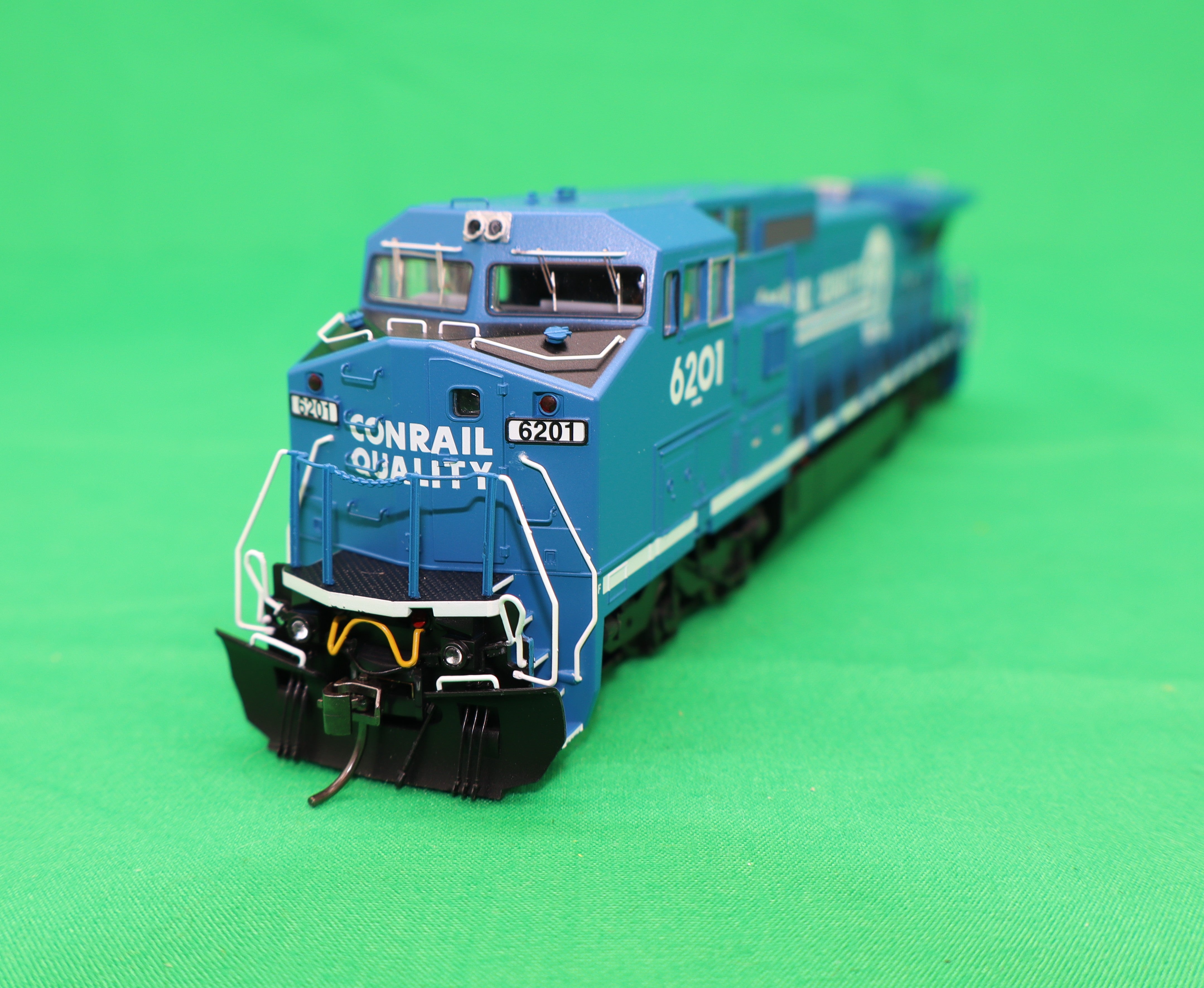 Atlas HO 10004502 - Master - Gold - Dash 8-40 CW Diesel Locomotive "Conrail Quality" #6201