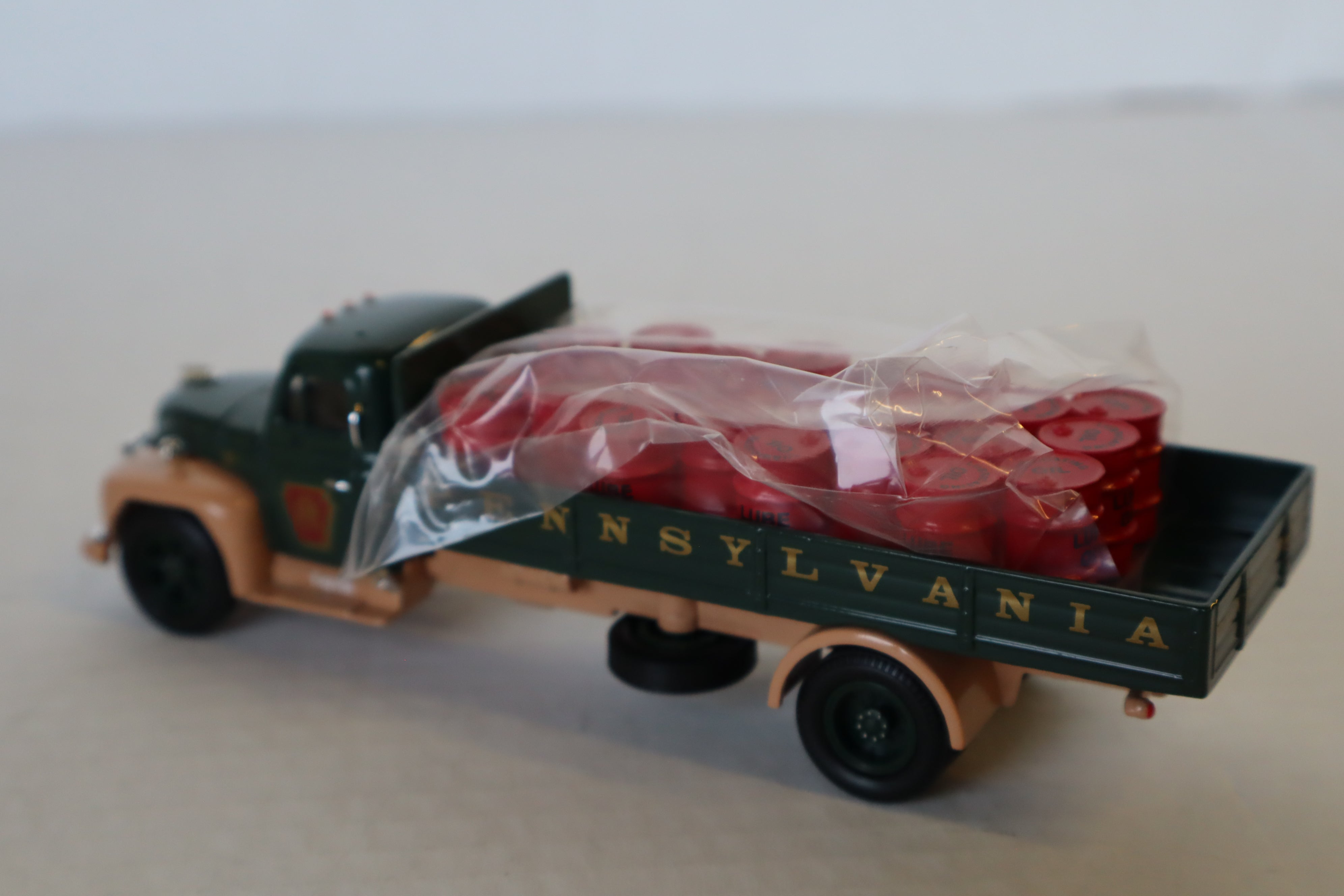 Corgi US52908 Lionelville Diamond T620 Dropside Pennsylvania Railroad 1:50 Scale Diecast-Second hand-M8155