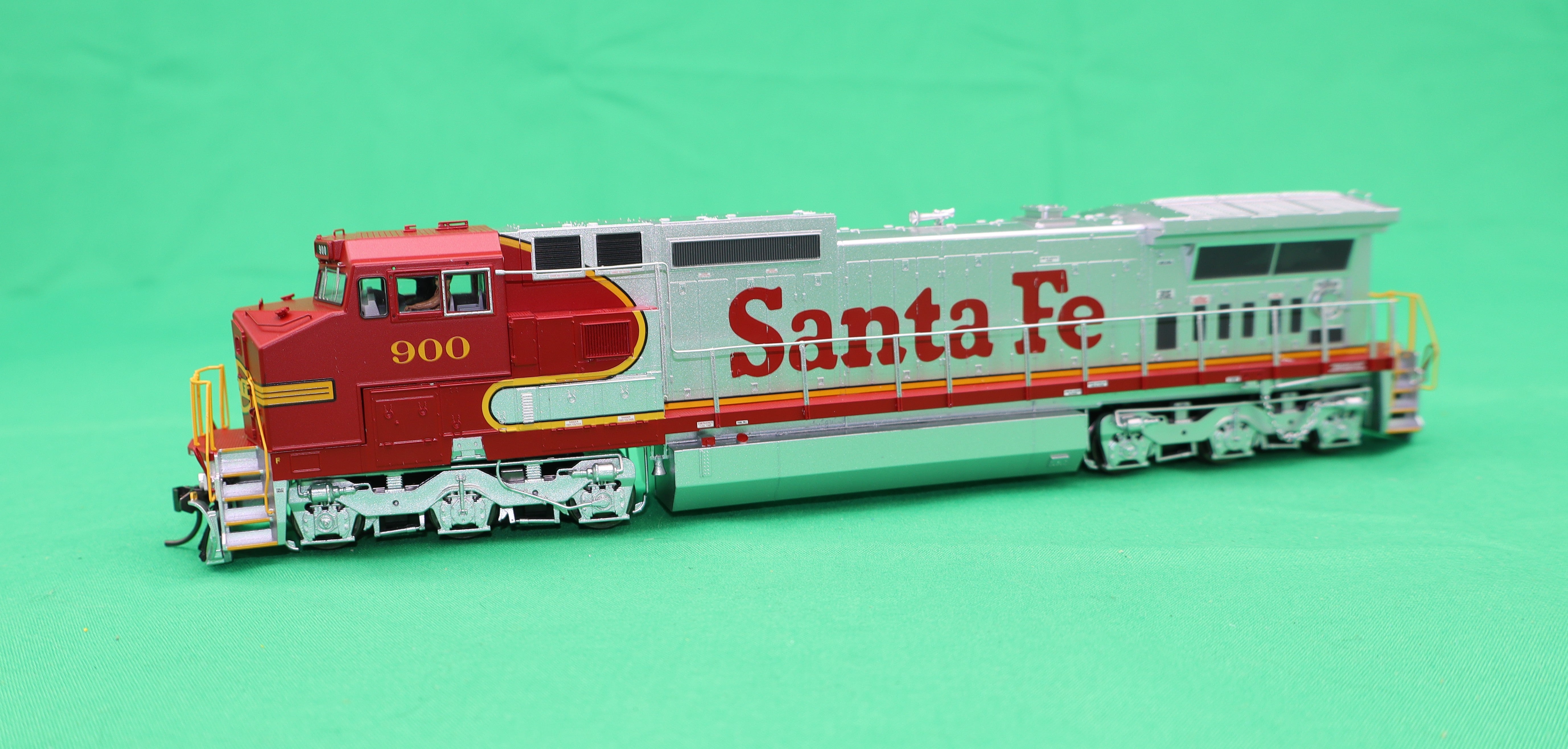 Atlas HO 10004511 - Master - Gold - Dash 8-40 CW Diesel Locomotive "Santa Fe" #900