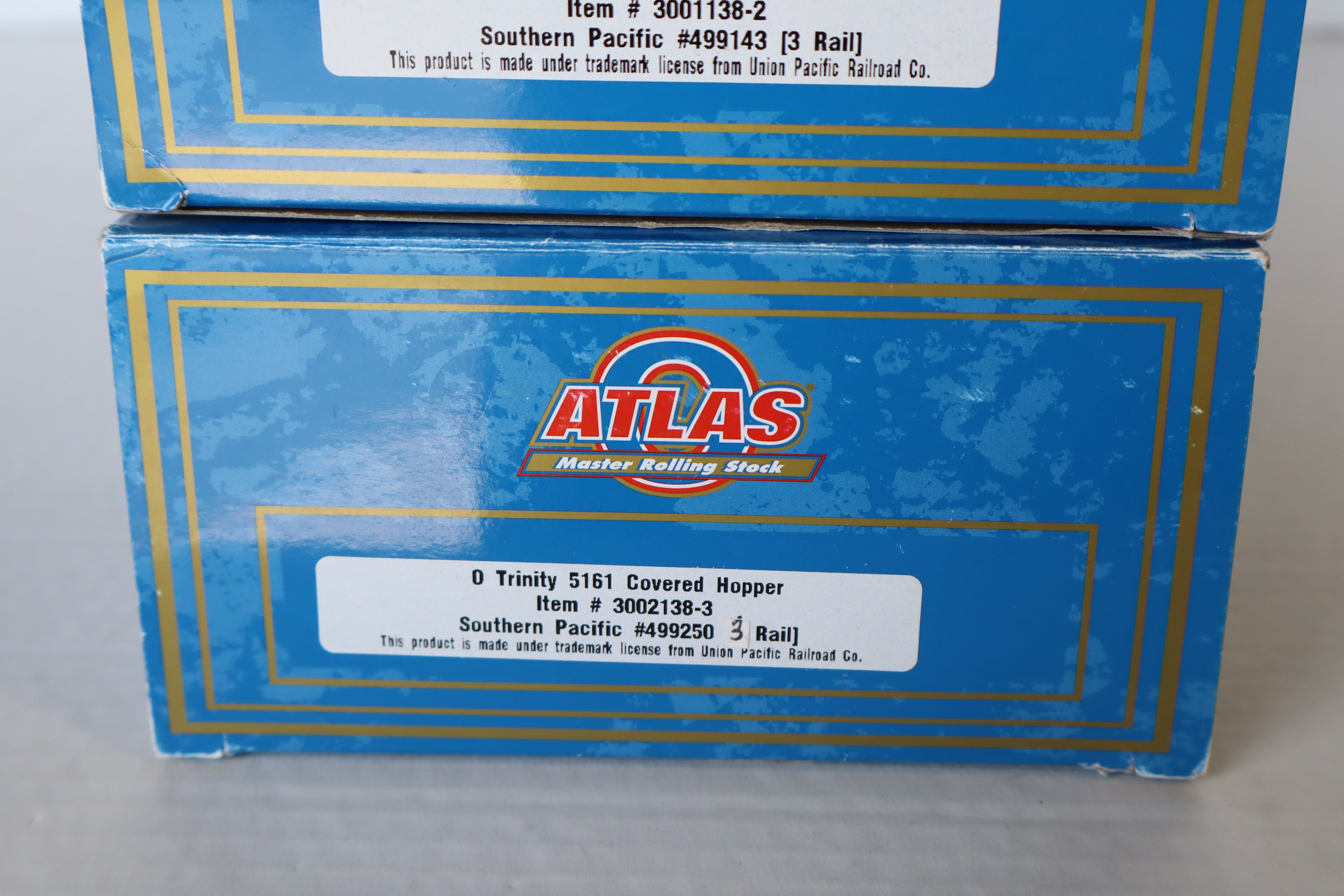Atlas #3001138-2 & #3002138-3 Southern Pacific Trinity 5261 Covered Hopper 2 Set-Second hand-M8160