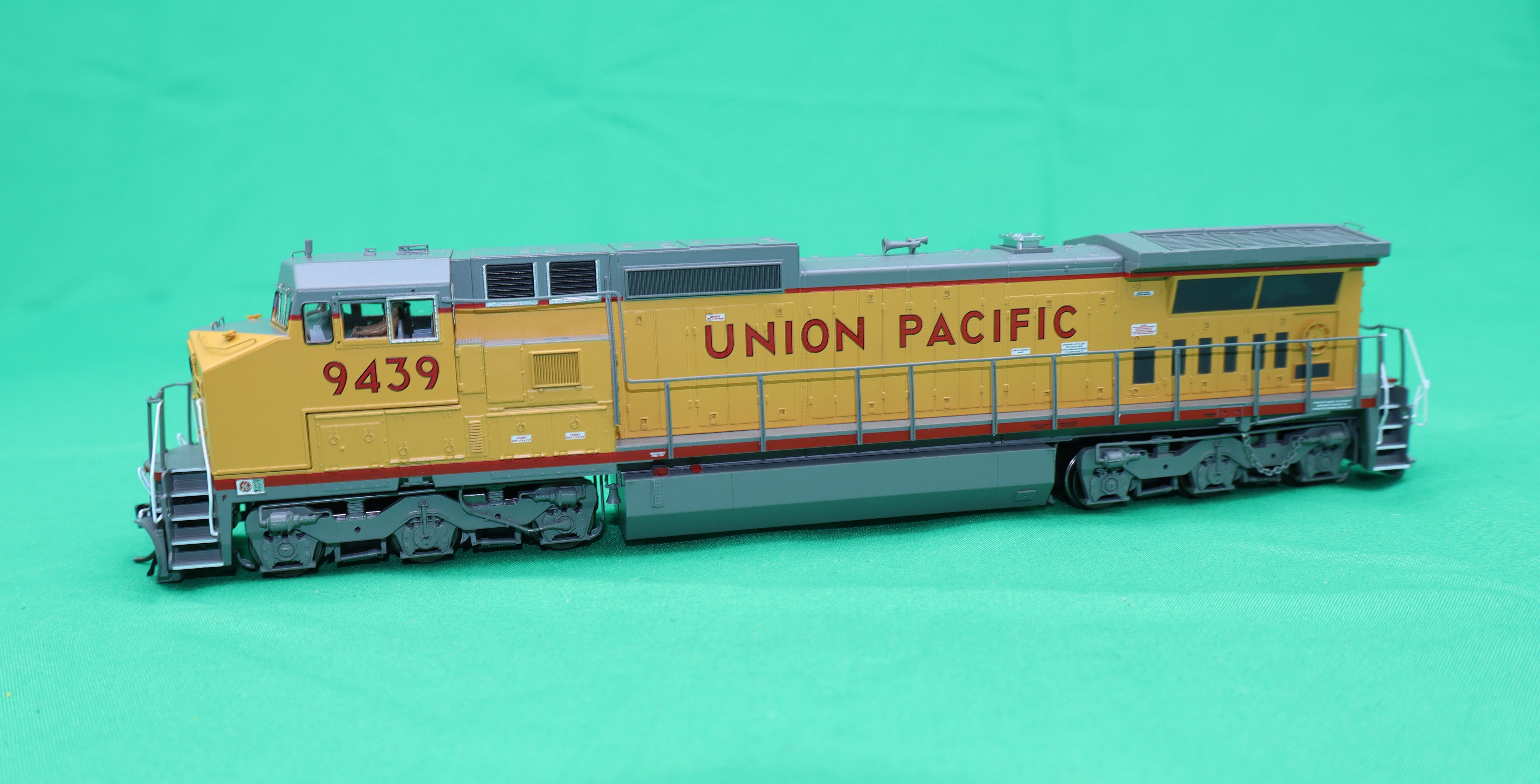 Atlas HO 10004516 - Master - Gold - Dash 8-40 CW Diesel Locomotive "Union Pacific" #9439
