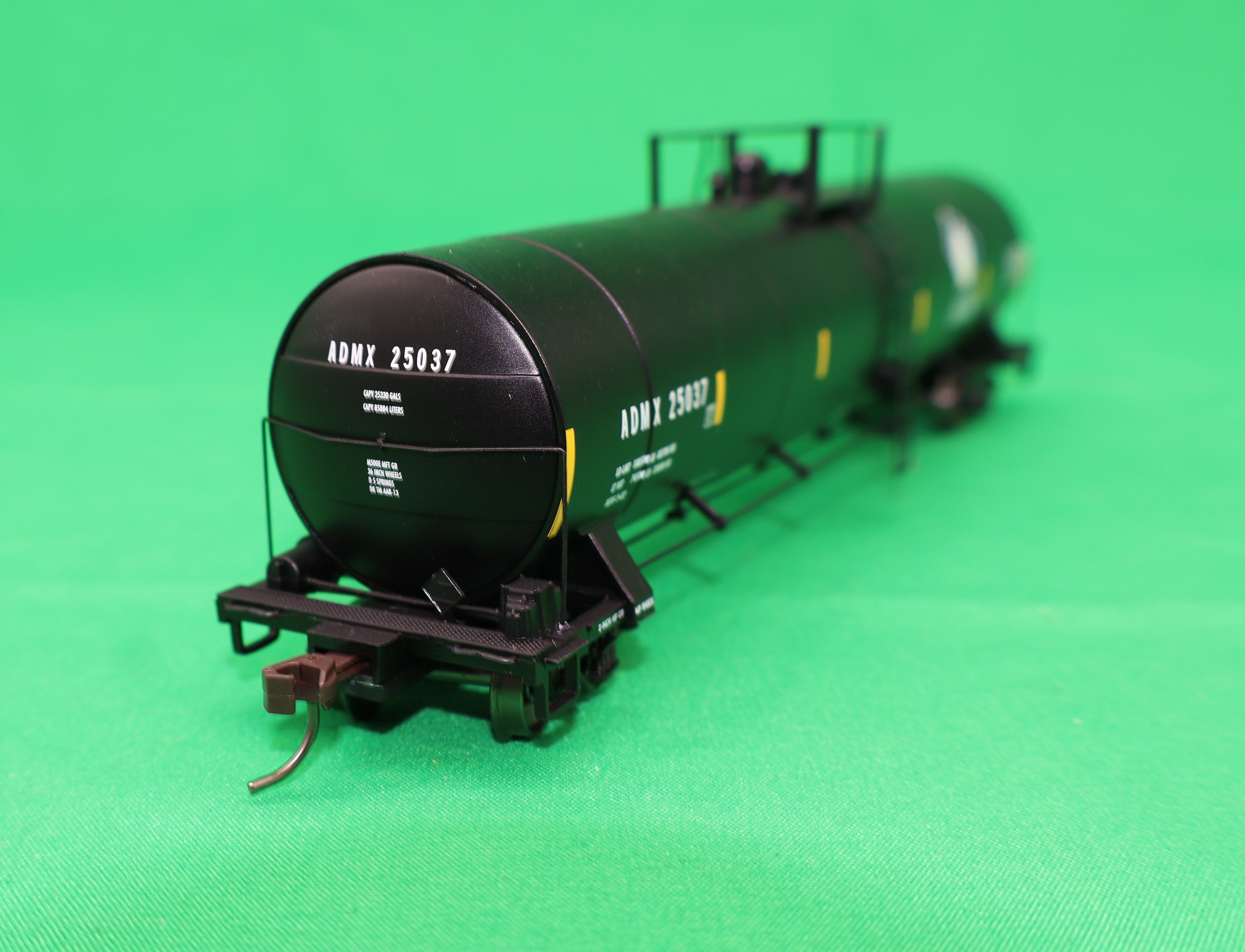 Atlas HO 20 007 625 - Master - ACF 23,500 Gallon Tank Car "ADMX" #25037 (Leaf)