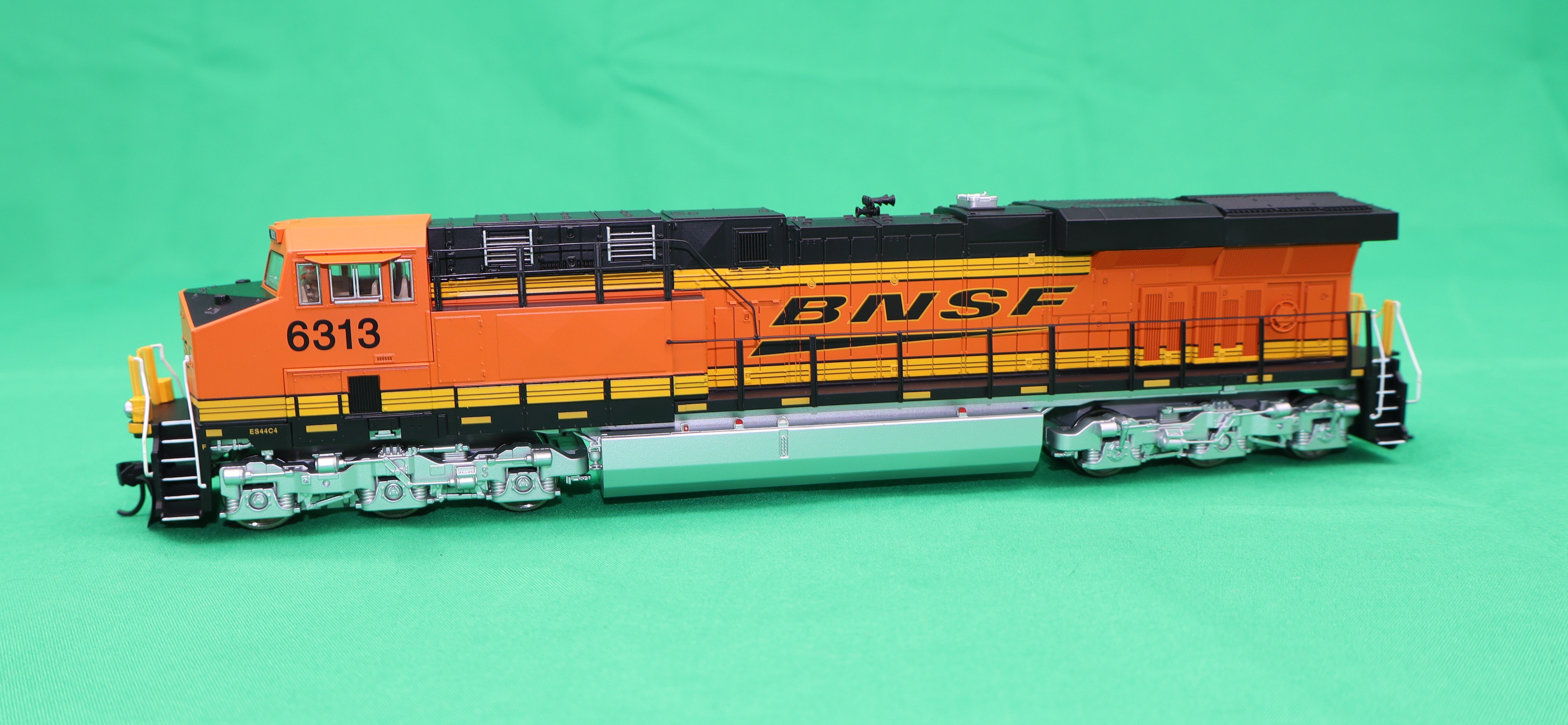 Walthers HO 910-10223 - Mainline - GE ES44AC Evolution Series GEVO Diesel Engine "BNSF" #6313  (Standard DC)