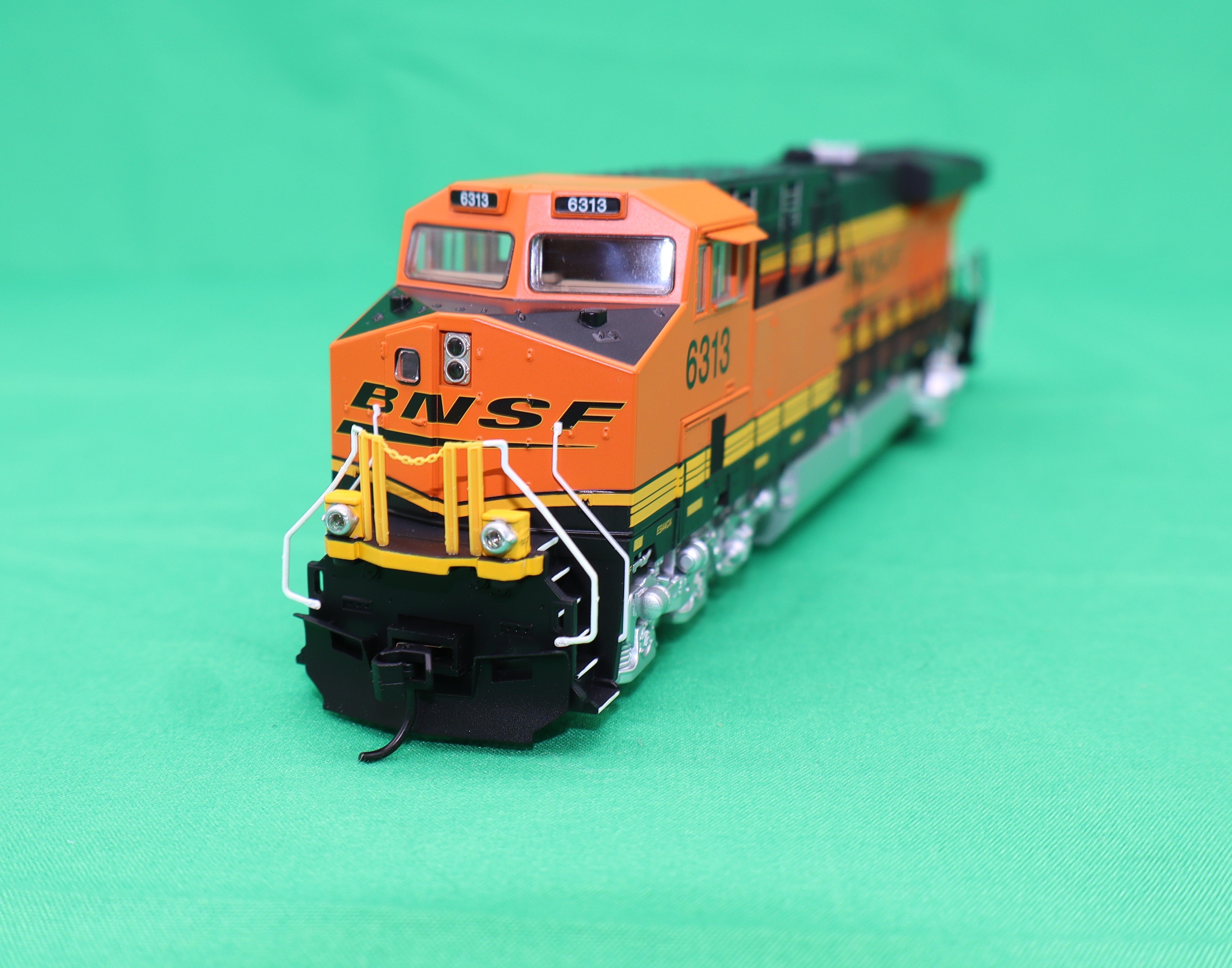 Walthers HO 910-10223 - Mainline - GE ES44AC Evolution Series GEVO Diesel Engine "BNSF" #6313  (Standard DC)