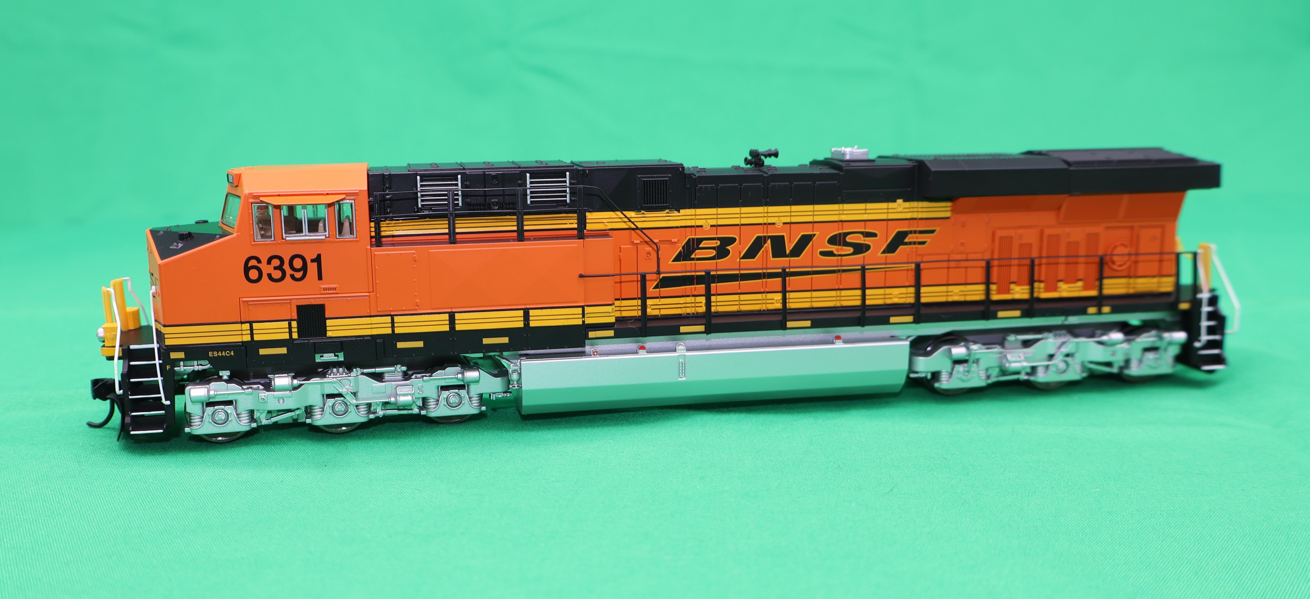 Walthers HO 910-10224 - Mainline - GE ES44AC Evolution Series GEVO Diesel Engine "BNSF" #6391  (Standard DC)