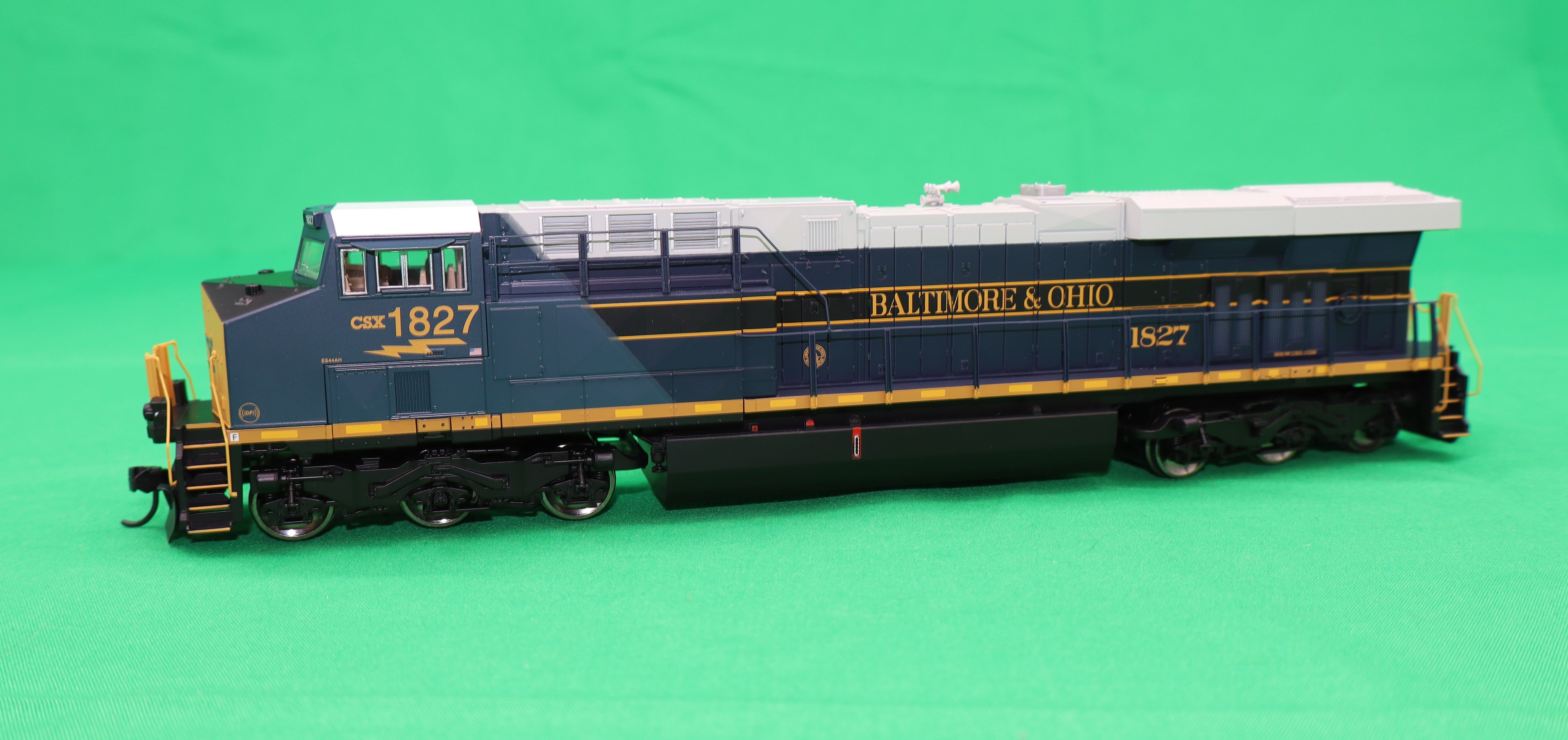 Walthers HO 910-10225 - Mainline - GE ES44AC Evolution Series GEVO Diesel Engine "CSX" #1827 (Baltimore & Ohio Heritage) Standard DC