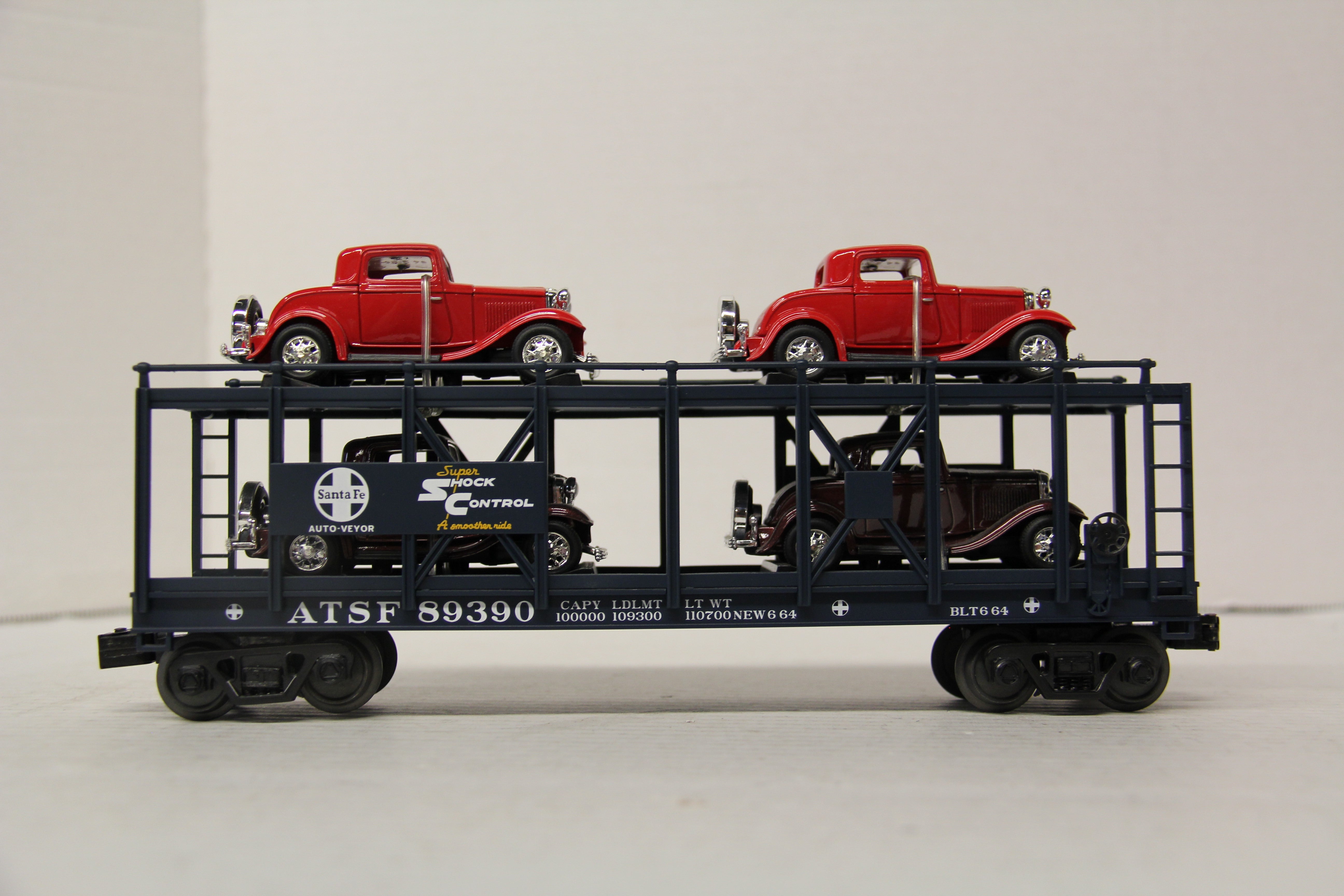 Rail King 30-76507 Santa Fe Auto Carrier Flat Car w/ (4) '32 Ford 3- Window Coupe-Second hand-M6728