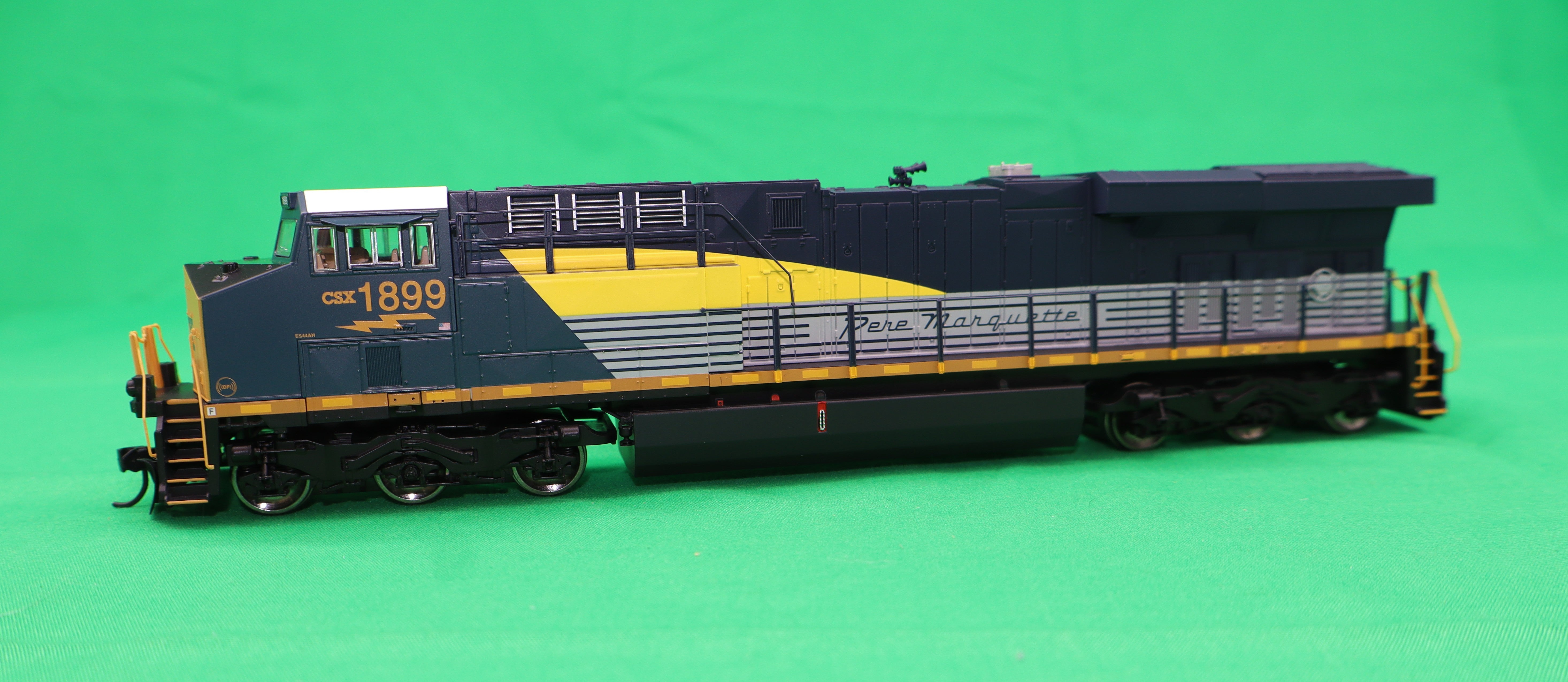 Walthers HO 910-10227 - Mainline - GE ES44AC Evolution Series GEVO Diesel Engine "CSX" #1899 (Pere Marquette & Ohio Heritage) Standard DC