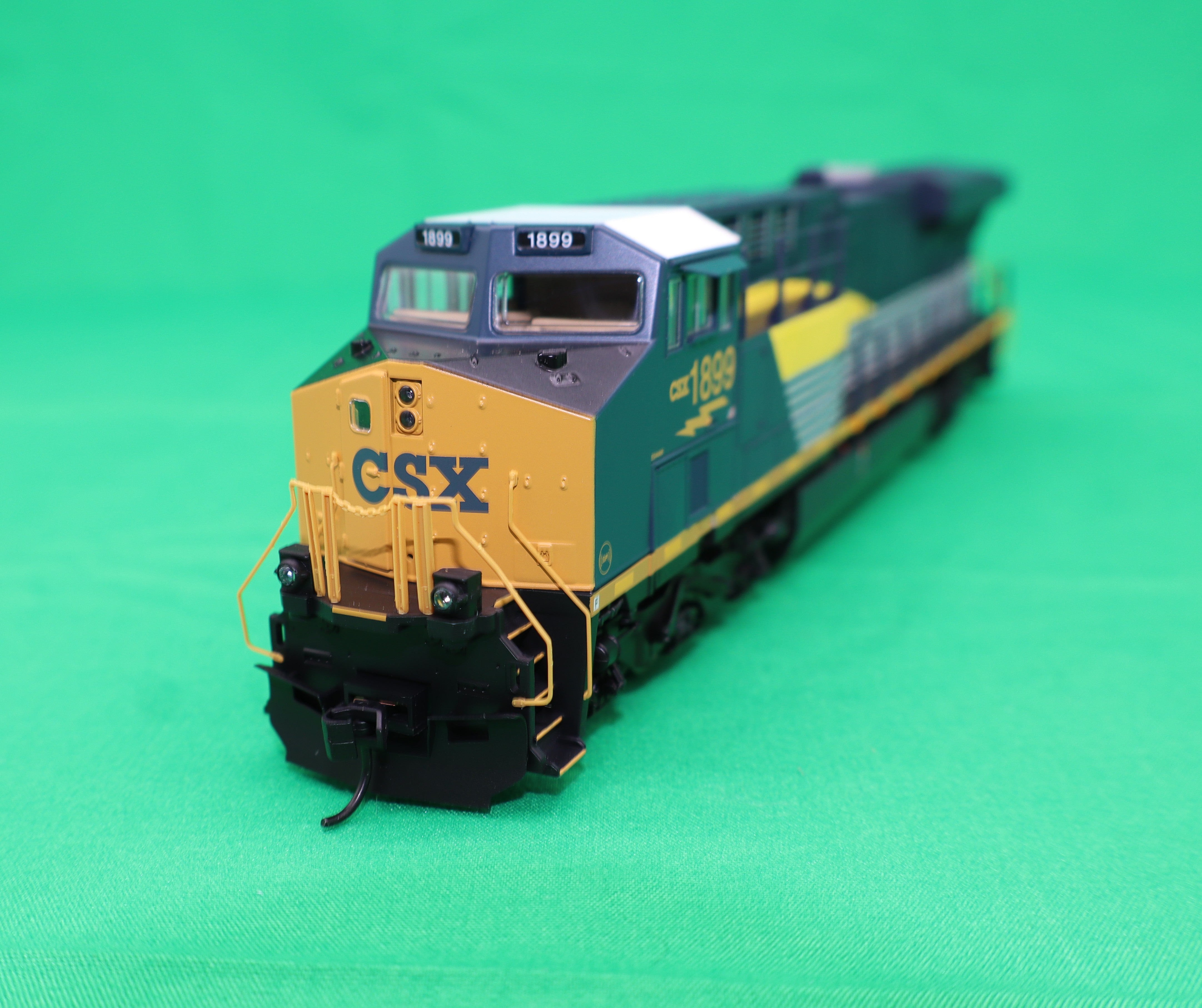 Walthers HO 910-10227 - Mainline - GE ES44AC Evolution Series GEVO Diesel Engine "CSX" #1899 (Pere Marquette & Ohio Heritage) Standard DC