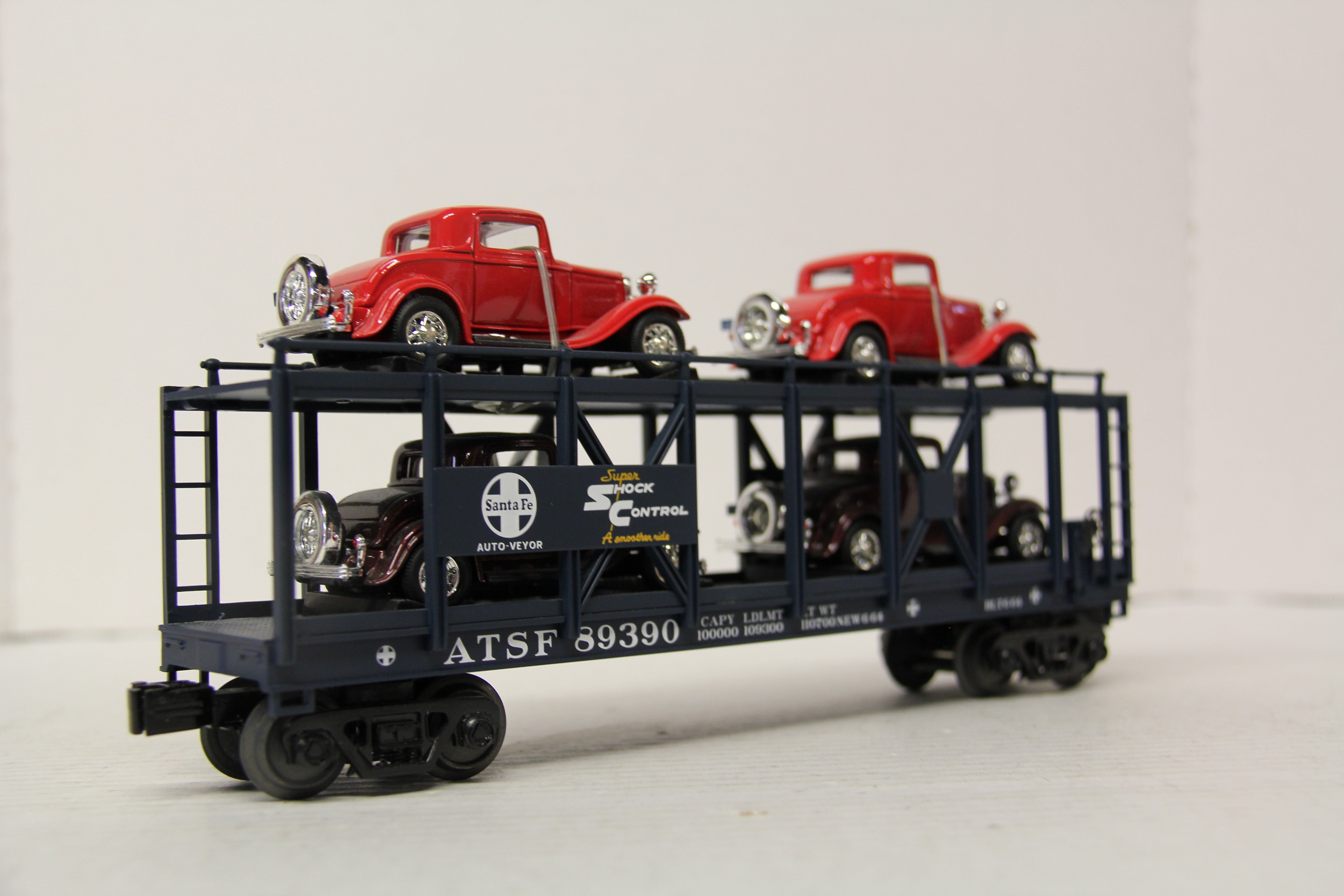 Rail King 30-76507 Santa Fe Auto Carrier Flat Car w/ (4) '32 Ford 3- Window Coupe-Second hand-M6728