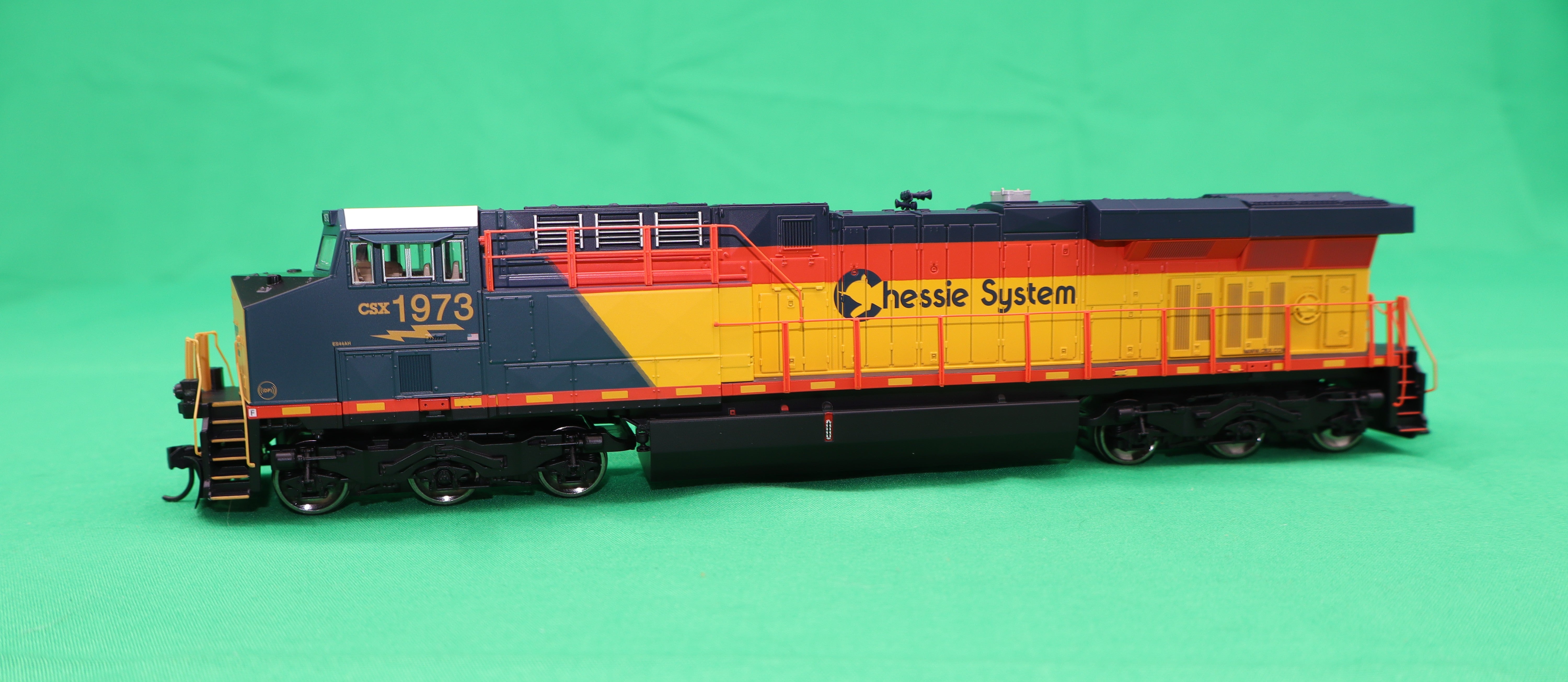 Walthers HO 910-10228 - Mainline - GE ES44AC Evolution Series GEVO Diesel Engine "CSX" #1973 (Chessie System Heritage) Standard DC