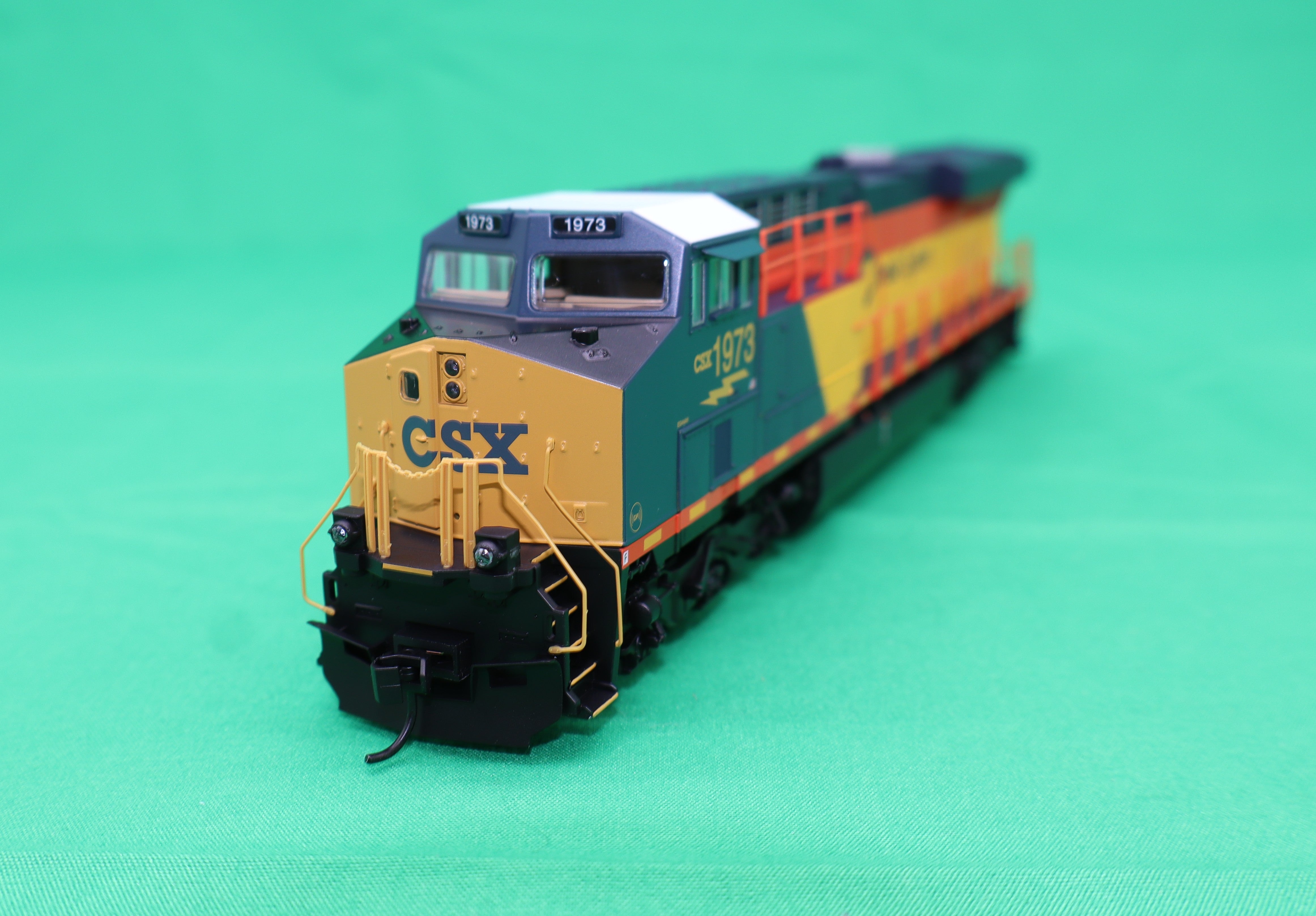 Walthers HO 910-10228 - Mainline - GE ES44AC Evolution Series GEVO Diesel Engine "CSX" #1973 (Chessie System Heritage) Standard DC