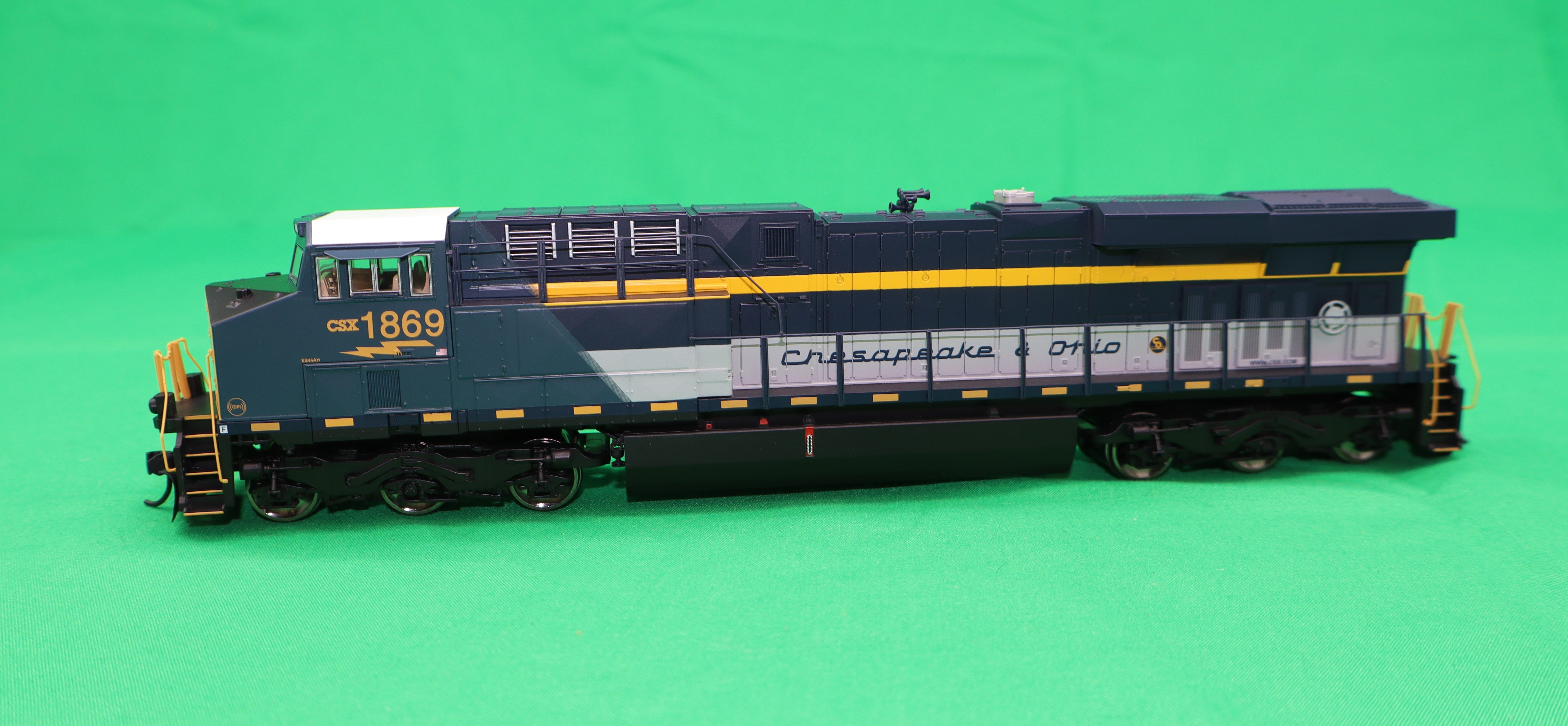 Walthers HO 910-10226 - Mainline - GE ES44AC Evolution Series GEVO Diesel Engine "CSX" #1869 (Chesapeake & Ohio Heritage) Standard DC